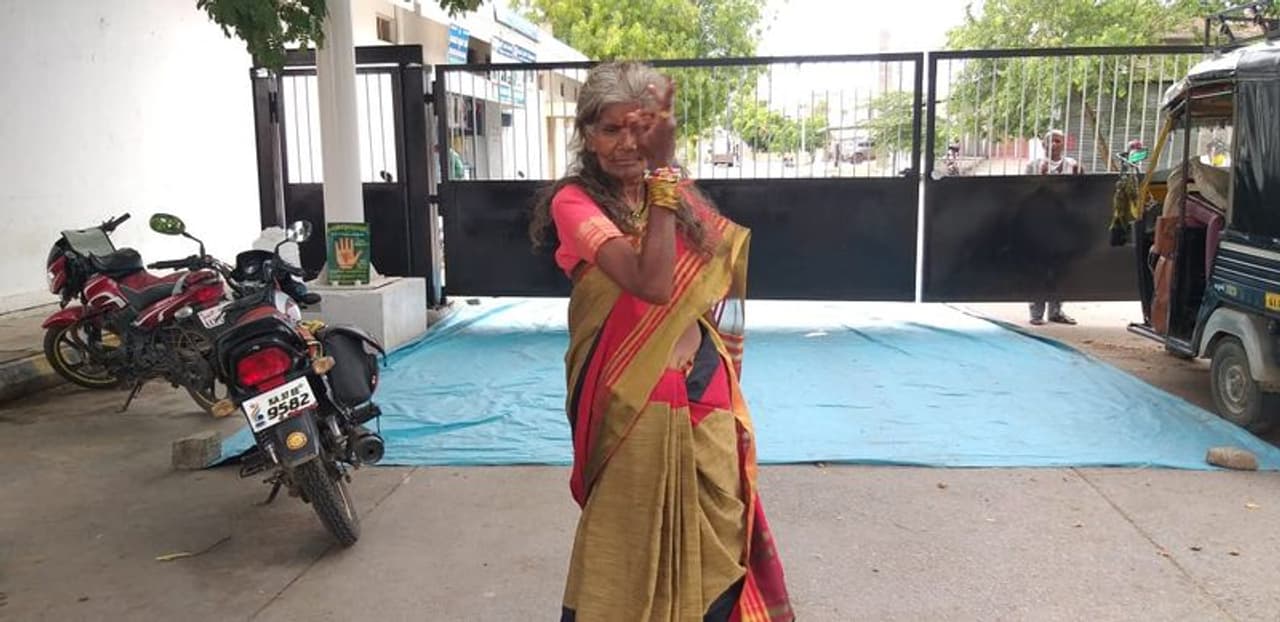 <p>ಶ್ರೀ ಚೆನ್ನಬಸವಸ್ವಾಮಿ ಮಠದಲ್ಲಿ ಊಟ ವಸತಿ ವ್ಯವಸ್ಥೆ ಮಾಡಿಕೊಂಡು, ಕೈಯಲ್ಲಿ ಗಡಿಯಾರ ತಲೆಗೆ ಹೂ, ಕೈತುಂಬ ಬಳೆ ಹಾಕಿಕೊಂಡು ರಸ್ತೆ ಅಲ್ಲದೇ ವಿವಿಧ ವೃತ್ತಗಳಲ್ಲಿ ಡ್ಯಾನ್ಸ್ ಮಾಡುವ ಗಂಗಮ್ಮ</p> <p>ಶ್ರೀ ಚೆನ್ನಬಸವಸ್ವಾಮಿ ಮಠದಲ್ಲಿ ಊಟ ವಸತಿ ವ್ಯವಸ್ಥೆ ಮಾಡಿಕೊಂಡು, ಕೈಯಲ್ಲಿ ಗಡಿಯಾರ ತಲೆಗೆ ಹೂ, ಕೈತುಂಬ ಬಳೆ ಹಾಕಿಕೊಂಡು ರಸ್ತೆ ಅಲ್ಲದೇ ವಿವಿಧ ವೃತ್ತಗಳಲ್ಲಿ ಡ್ಯಾನ್ಸ್ ಮಾಡುವ ಗಂಗಮ್ಮ</p>