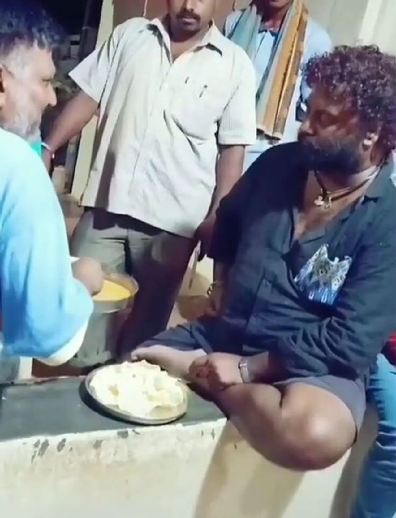 <p>ಕೊರೋನಾದಿಂದ ಸಂಕಷ್ಟದಲ್ಲಿ ಸಿಲುಕಿಕೊಂಡಿರುವ ರಸ್ತೆ ವ್ಯಾಪಾರಿಗಳಿಗೆ ಸಹಾಯ ಆಗಬೇಕೆಂದು ಮನೆ ಮನೆಗೂ ಹೋಗಿ ಹಣ ಬೇಡುತ್ತಿರುವ ಹುಚ್ಚ ವೆಂಕಟ್.</p> <p>ಕೊರೋನಾದಿಂದ ಸಂಕಷ್ಟದಲ್ಲಿ ಸಿಲುಕಿಕೊಂಡಿರುವ ರಸ್ತೆ ವ್ಯಾಪಾರಿಗಳಿಗೆ ಸಹಾಯ ಆಗಬೇಕೆಂದು ಮನೆ ಮನೆಗೂ ಹೋಗಿ ಹಣ ಬೇಡುತ್ತಿರುವ ಹುಚ್ಚ ವೆಂಕಟ್.</p>