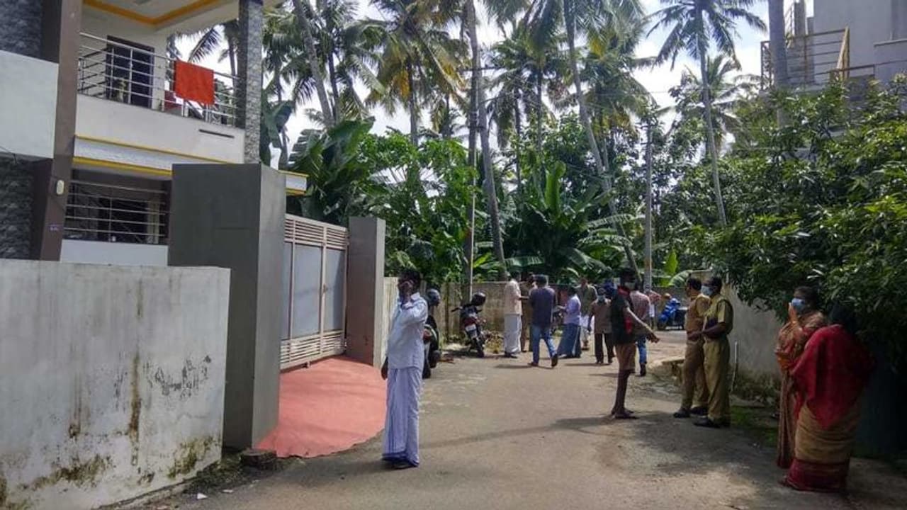 <p>തൊഴുൻകോട്ടെ രണ്ട് വീടുകളിലായാണ് പൊന്നനും ഭാര്യ ലീലയും താമസിക്കുന്നത്. ഇന്നലെ ബന്ധു വീട്ടിൽ തങ്ങിയിരുന്ന പൊന്നൻ രാവിലെ വീട്ടിൽ തിരിച്ചെത്തിയപ്പോൾ ലീല ഇവിടേക്ക് വന്നു.&nbsp;</p>