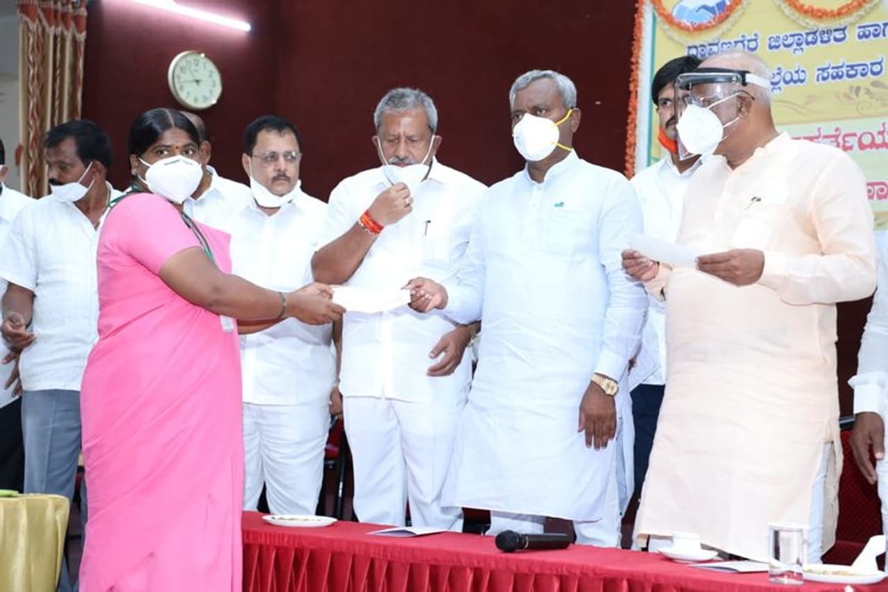 <p>ರಾಜ್ಯ ಸರ್ಕಾರದ ಸಹಕಾರ ಇಲಾಖೆ ವತಿಯಿಂದ ಕೋವಿಡ್ 19 ವಿರುದ್ಧ ಹೋರಾಡಿದ ಆಶಾ ಕಾರ್ಯಕರ್ತೆಯರಿಗೆ &nbsp;ಕೊಡಮಾಡುವ ತಲಾ 3 ಸಾವಿರ ರೂಪಾಯಿ ಸಹಾಯಧನ ವಿತರಣಾ ಕಾರ್ಯಕ್ರಮಕ್ಕೆ ಚಾಲನೆ ನೀಡಿದ ಎಸ್.ಟಿ.ಸೋಮಶೇಖರ್&nbsp;</p>