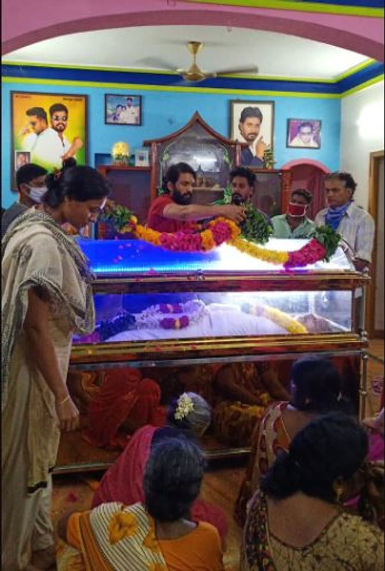 <p>சந்தானத்தின் காமெடிக்கு என்று தனி ரசிகர்கள் பட்டாளமே உண்டு. பிற நடிகர்களைப் போலவே தன்னை வளர்த்துவிட்ட ரசிகர்கள் மீதும் சந்தானம் தனி மரியாதை வைத்துள்ளார். <br /> </p> <p>சந்தானத்தின் காமெடிக்கு என்று தனி ரசிகர்கள் பட்டாளமே உண்டு. பிற நடிகர்களைப் போலவே தன்னை வளர்த்துவிட்ட ரசிகர்கள் மீதும் சந்தானம் தனி மரியாதை வைத்துள்ளார். <br /> </p>