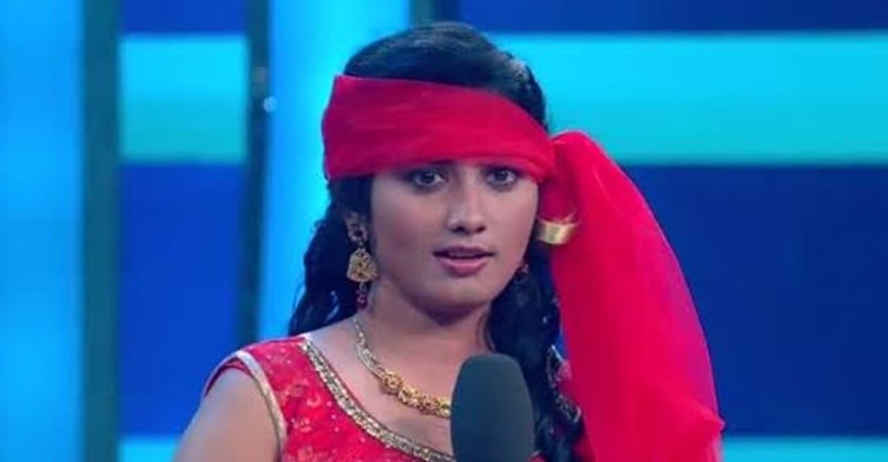 <p>ஜல்லிக்கட்டு போராட்டத்தின் போது விதவிதமாக கோஷம் போட்டு மீடியாக்களின் கவனத்தை ஈர்த்தவர் ஜூலி. அதன் மூலம் பிக்பாஸ் நிகழ்ச்சியின் முதல் சீசனில் போட்டியாளராக பங்கேற்றார்.&nbsp;</p>