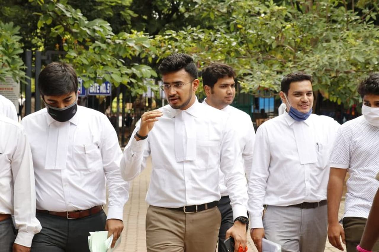 <p>ಸಂಸದರಾದ ನಂತರ ಇದೇ ಮೊದಲ ಬಾರಿಗೆ ತೇಜಸ್ವಿ ಸೂರ್ಯ ಹೈಕೋರ್ಟ್ನಲ್ಲಿ ವಾದ ಮಂಡಿಸಿದರು.</p> <p>ಸಂಸದರಾದ ನಂತರ ಇದೇ ಮೊದಲ ಬಾರಿಗೆ ತೇಜಸ್ವಿ ಸೂರ್ಯ ಹೈಕೋರ್ಟ್ನಲ್ಲಿ ವಾದ ಮಂಡಿಸಿದರು.</p>