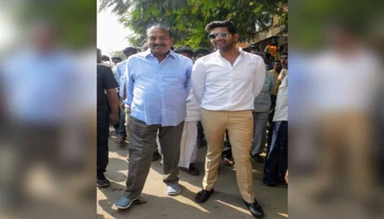 <p>నిన్నంతా అచ్చెన్నాయుడి అరెస్ట్. నేటి ఉదయం నుండి జేసీ ప్రభాకర్ రెడ్డి, అతని తనయుడు అస్మిత్ రెడ్డి అరెస్ట్. నిన్నటి నుండి ఛానెళ్లన్నీ ఇదే విషయాన్నీ మోత మోగిస్తున్నాయి. ఈ రెండు అరెస్టులు, వారి హెల్త్ బులెటిన్లు అందుకు సంబంధించిన వార్తలే మనకు కనబడుతున్నాయి. </p> <p>నిన్నంతా అచ్చెన్నాయుడి అరెస్ట్. నేటి ఉదయం నుండి జేసీ ప్రభాకర్ రెడ్డి, అతని తనయుడు అస్మిత్ రెడ్డి అరెస్ట్. నిన్నటి నుండి ఛానెళ్లన్నీ ఇదే విషయాన్నీ మోత మోగిస్తున్నాయి. ఈ రెండు అరెస్టులు, వారి హెల్త్ బులెటిన్లు అందుకు సంబంధించిన వార్తలే మనకు కనబడుతున్నాయి. </p>