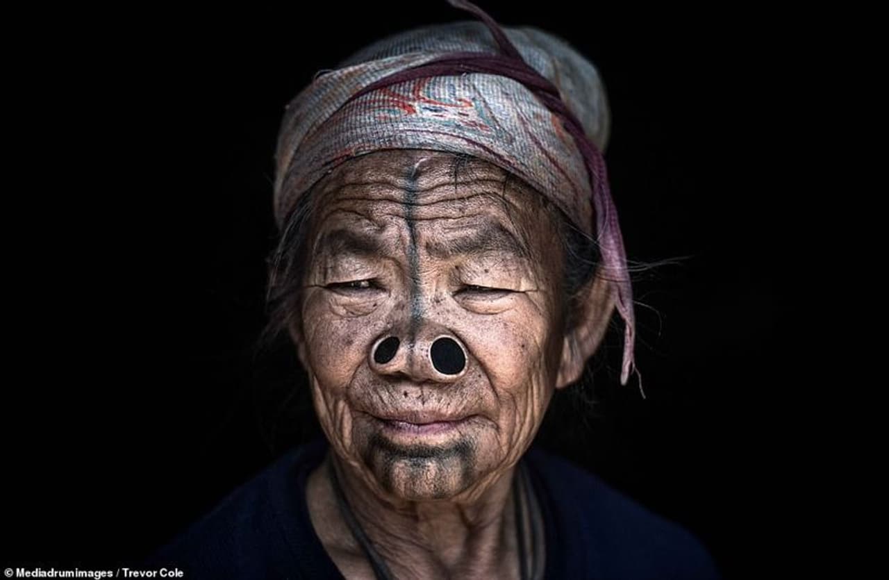 <p>ഉദ്ദേശം ഒരു 80 വയസ്സെങ്കിലുമായിക്കാണും ഇവർക്ക്. കൊന്യാക് ഗോത്രത്തിന്റെ സവിശേഷമായ രണ്ട് മൂക്ക് പ്ലഗുകളും മുഖത്ത് കറുത്ത അടയാളങ്ങളും ഇവരുടെ മുഖത്ത് കാണാം. &nbsp;</p>