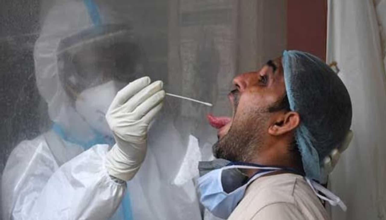 <p>ಕೋವಿಡ್ 19 &nbsp;ಲಕ್ಷಣಗಳ ಬಗ್ಗೆ ಬಂದಾಗ, ಜ್ವರ, ಶೀತ ಮತ್ತು ಆಯಾಸದ ಜೊತೆಗೆ ವಾಸನೆ ಮತ್ತು ರುಚಿ&nbsp;ಗ್ರಹಿಸುವ&nbsp; ಸಾಮರ್ಥ್ಯವನ್ನು ಸಹ ಕಳೆದುಕೊಳ್ಳುತ್ತಾರೆ. ಕೊರೊನಾ ವೈರಸ್ನ ಮೊದಲ ಅಲೆಯು ರೋಗಿಗಳಲ್ಲಿ ಅದೇ ರೋಗಲಕ್ಷಣಗಳನ್ನು ತೋರಿಸಿತು.</p>