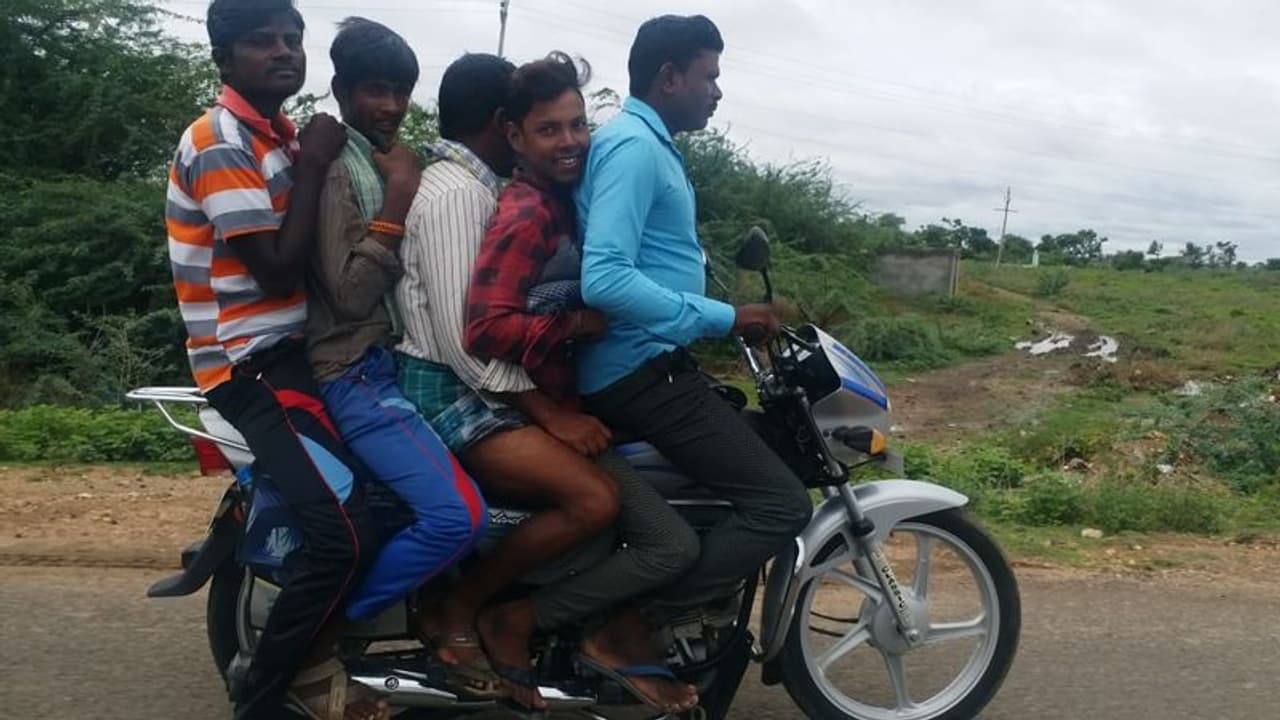 <p>ರೋಣ ತಾಲೂಕಿನ ಗಜೇಂದ್ರಗಡ, ನರೇಗಲ್ಲ, ಹೊಳೆಆಲೂರ ಮತ್ತು ಹಿರೇಹಾಳ ಸೇರಿದಂತೆ ಮತ್ತಿತರ ಗ್ರಾಮಗಳಲ್ಲಿ ನಿತ್ಯವೂ ರಾಜಾರೋಷವಾಗಿ ನಡೆಯುವ ಬೈಕ್‌ ಸವಾರಿ&nbsp;</p>