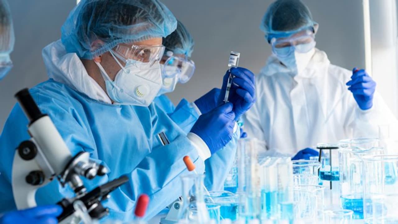 <p>ವುಹಾನ್ನಲ್ಲಿ ಹುಟ್ಟಿದ ಕೊರೋನಾವೈರಸ್ ಆರ್ಭಟ ವಿಶ್ವದಲ್ಲಿ ಇನ್ನೂ ನಿಂತಿಲ್ಲ. ಇದರ ನಡುವೆ ಇದೀಗ ಬ್ರಿಟನ್ನಿಂದ ರೂಪಾಂತರ ಕೊರೋನಾ ವೈರಸ್ ಕಾಟ ಆರಂಭಗೊಂಡಿದೆ.</p> <p>ವುಹಾನ್ನಲ್ಲಿ ಹುಟ್ಟಿದ ಕೊರೋನಾವೈರಸ್ ಆರ್ಭಟ ವಿಶ್ವದಲ್ಲಿ ಇನ್ನೂ ನಿಂತಿಲ್ಲ. ಇದರ ನಡುವೆ ಇದೀಗ ಬ್ರಿಟನ್ನಿಂದ ರೂಪಾಂತರ ಕೊರೋನಾ ವೈರಸ್ ಕಾಟ ಆರಂಭಗೊಂಡಿದೆ.</p>