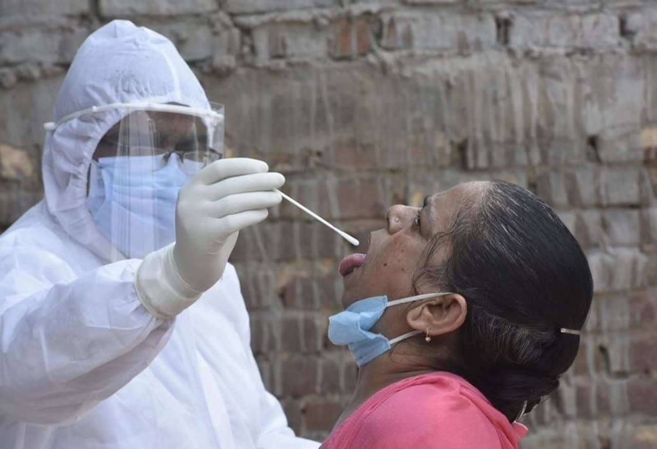 <p>The novel coronavirus tally in India crossed the 36 lakh mark on Monday (August 31) with 78,512 new cases, while the number of recoveries surged to 27,74,801, pushing the recovery rate to 76.62%, the health ministry said.</p>