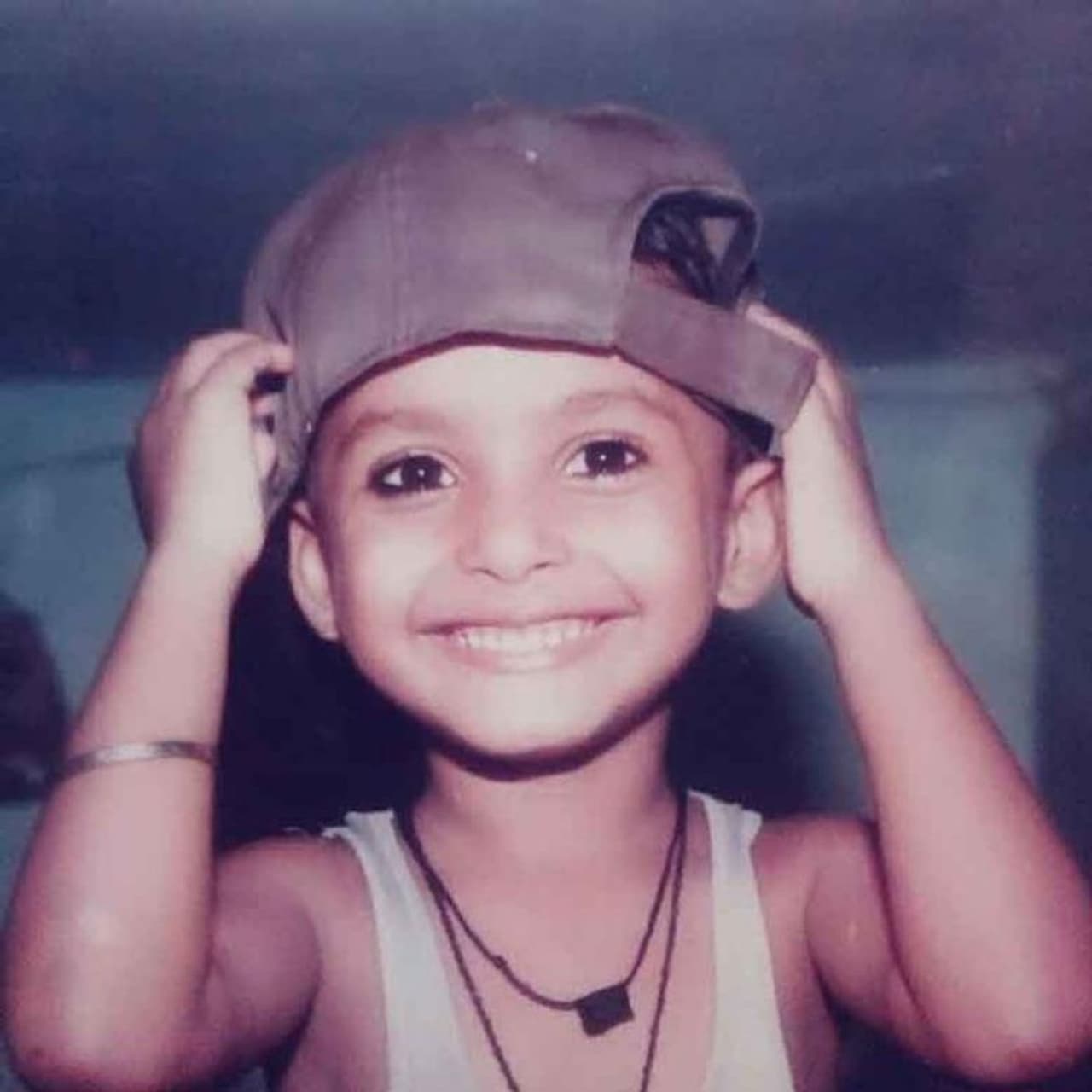 <p>1986 ജനുവരി 21ന് ബിഹാറിലെ പാട്നയിലാണ് സുശാന്ത് സിംഗ് രജ്പുതിന്റെ ജനനം. 2002ലാണ് അമ്മയുടെ മരണം. സുശാന്തിനെ വ്യക്തിപരമായി ഏറെ ബാധിച്ചിരുന്നു അമ്മയുടെ വിയോഗം. കുടുംബം പാട്നയില് നിന്ന് ദില്ലിയിലേക്ക് താമസം മാറ്റിയതും ഇതേ വര്ഷമാണ്.</p> <p>1986 ജനുവരി 21ന് ബിഹാറിലെ പാട്നയിലാണ് സുശാന്ത് സിംഗ് രജ്പുതിന്റെ ജനനം. 2002ലാണ് അമ്മയുടെ മരണം. സുശാന്തിനെ വ്യക്തിപരമായി ഏറെ ബാധിച്ചിരുന്നു അമ്മയുടെ വിയോഗം. കുടുംബം പാട്നയില് നിന്ന് ദില്ലിയിലേക്ക് താമസം മാറ്റിയതും ഇതേ വര്ഷമാണ്.</p>