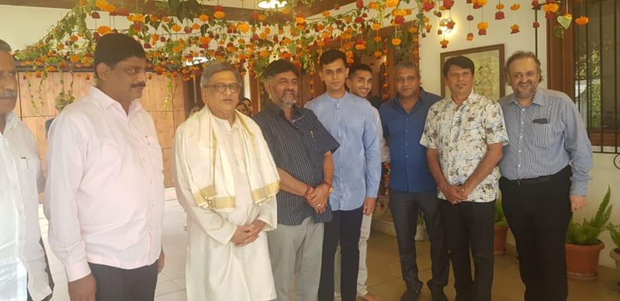 <p>ಕೆಪಿಸಿಸಿ ಅಧ್ಯಕ್ಷ ಡಿಕೆ ಶಿವಕುಮಾರ್ ಪುತ್ರಿ ಐಶ್ವರ್ಯಾ ಹಾಗೂ ದಿವಂಗತ ಕಾಫಿ ಡೇ ಸಿದ್ದಾರ್ಥ್ ಪುತ್ರ ಅಮರ್ಥ್ಯ ಸಪ್ತಪದಿ ತುಳಿಯುವುದು ಪಕ್ಕಾ ಆಗಿದೆ.</p> <p>ಕೆಪಿಸಿಸಿ ಅಧ್ಯಕ್ಷ ಡಿಕೆ ಶಿವಕುಮಾರ್ ಪುತ್ರಿ ಐಶ್ವರ್ಯಾ ಹಾಗೂ ದಿವಂಗತ ಕಾಫಿ ಡೇ ಸಿದ್ದಾರ್ಥ್ ಪುತ್ರ ಅಮರ್ಥ್ಯ ಸಪ್ತಪದಿ ತುಳಿಯುವುದು ಪಕ್ಕಾ ಆಗಿದೆ.</p>