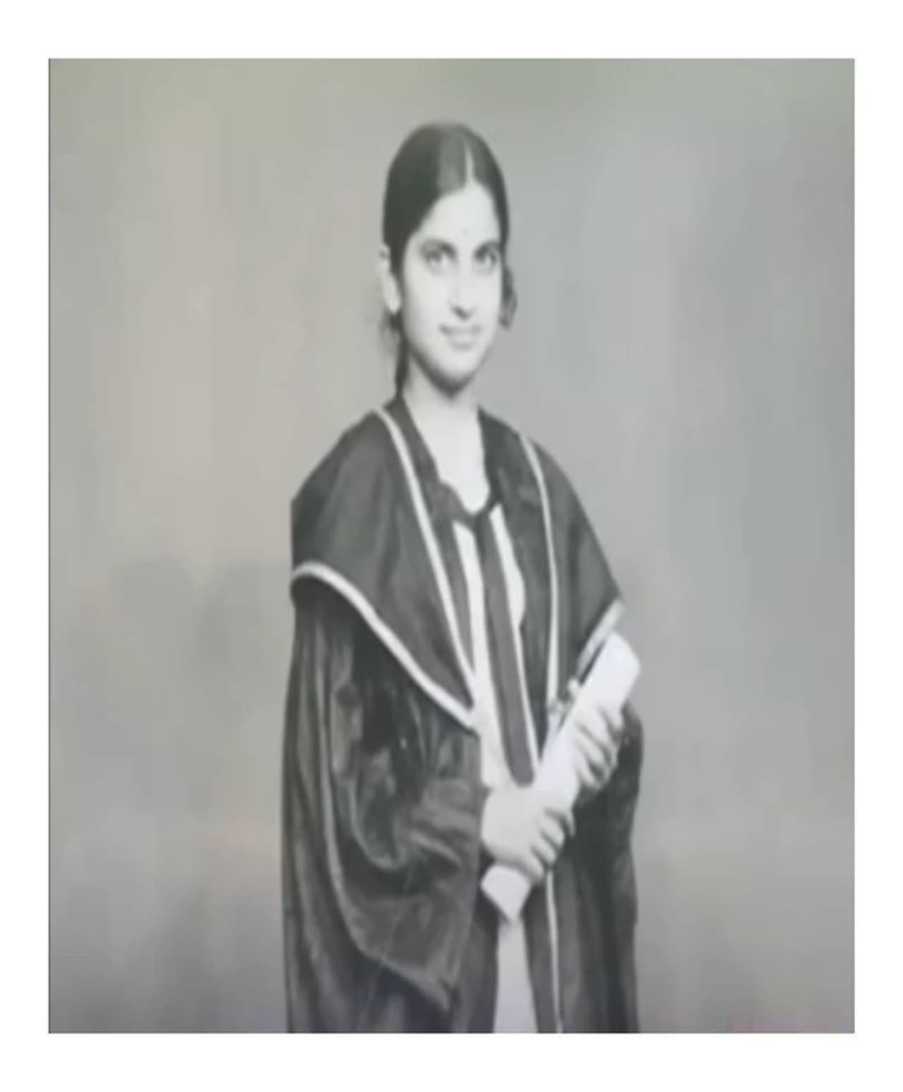 <p>1950 ರ ಆಗಸ್ಟ್‌ 19 ರಂದು ಧಾರವಾಡ ಜಿಲ್ಲೆಯ 'ಶಿಗ್ಗಾಂವ್‌' (ಜಿಲ್ಲೆಯ) (ಈಗ ಹಾವೇರಿ ಜಿಲ್ಲೆಯಲ್ಲಿದೆ) ಗ್ರಾಮದ ಕುಲಕರ್ಣಿ ಮನೆತನದಲ್ಲಿ ಜನಿಸಿದರು.</p>