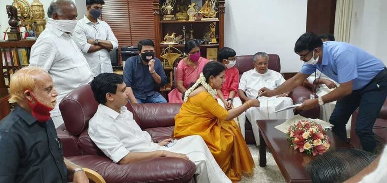 <p>:కేరళ ముఖ్యమంత్రి పినరయి విజయన్ కూతురు వీణ వివాహం డీవైఎఫ్ఐ జాతీయ అధ్యక్షుడు రియాస్తో సోమవారం నాడు తిరువనంతపురంలో జరిగింది.</p> <p>:కేరళ ముఖ్యమంత్రి పినరయి విజయన్ కూతురు వీణ వివాహం డీవైఎఫ్ఐ జాతీయ అధ్యక్షుడు రియాస్తో సోమవారం నాడు తిరువనంతపురంలో జరిగింది.</p>