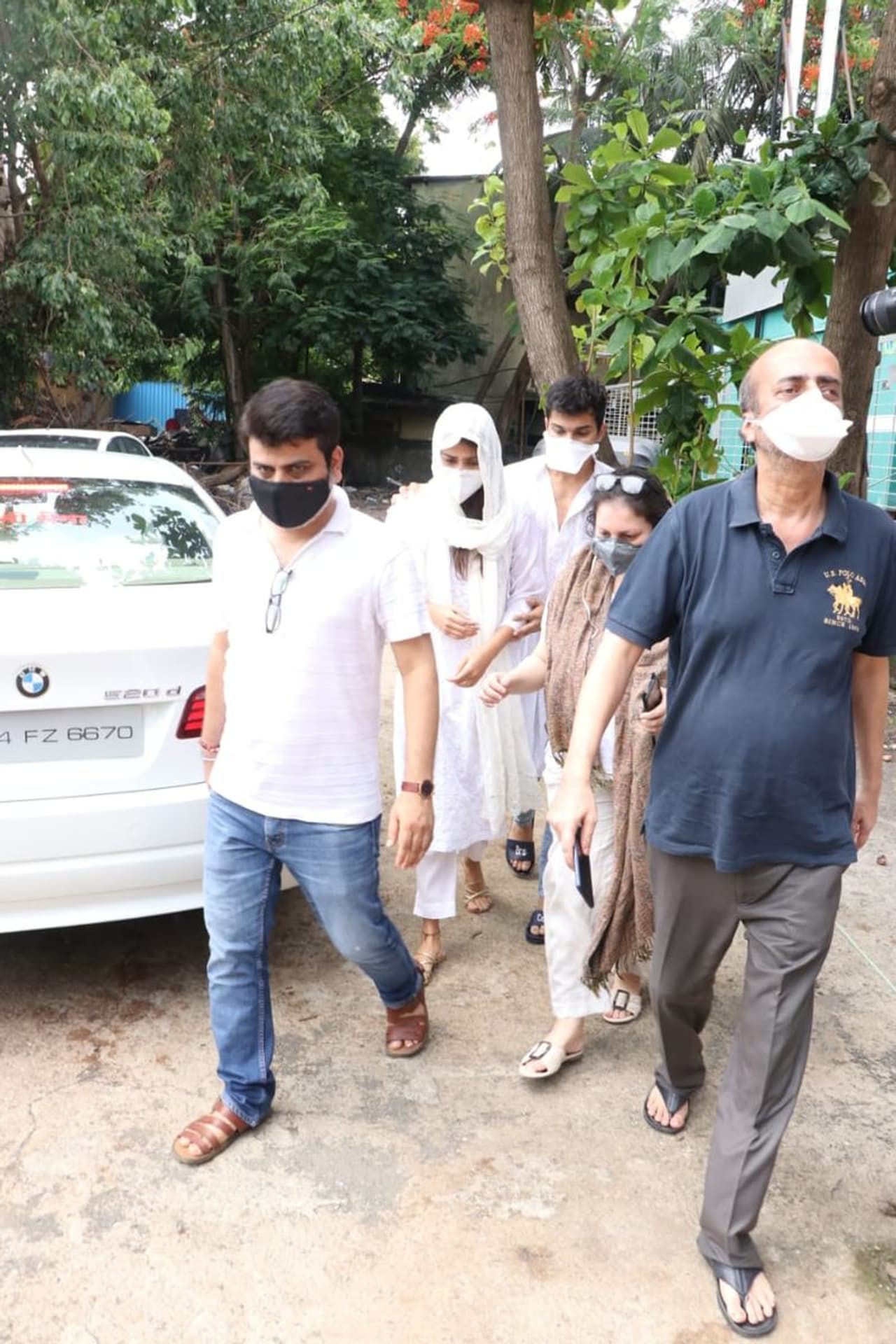 <p>Rhea Chakraborty, Sushant Singh Rajput’s rumoured girlfriend, arrived at a Mumbai hospital<br /> </p> <p>Rhea Chakraborty, Sushant Singh Rajput’s rumoured girlfriend, arrived at a Mumbai hospital<br /> </p>