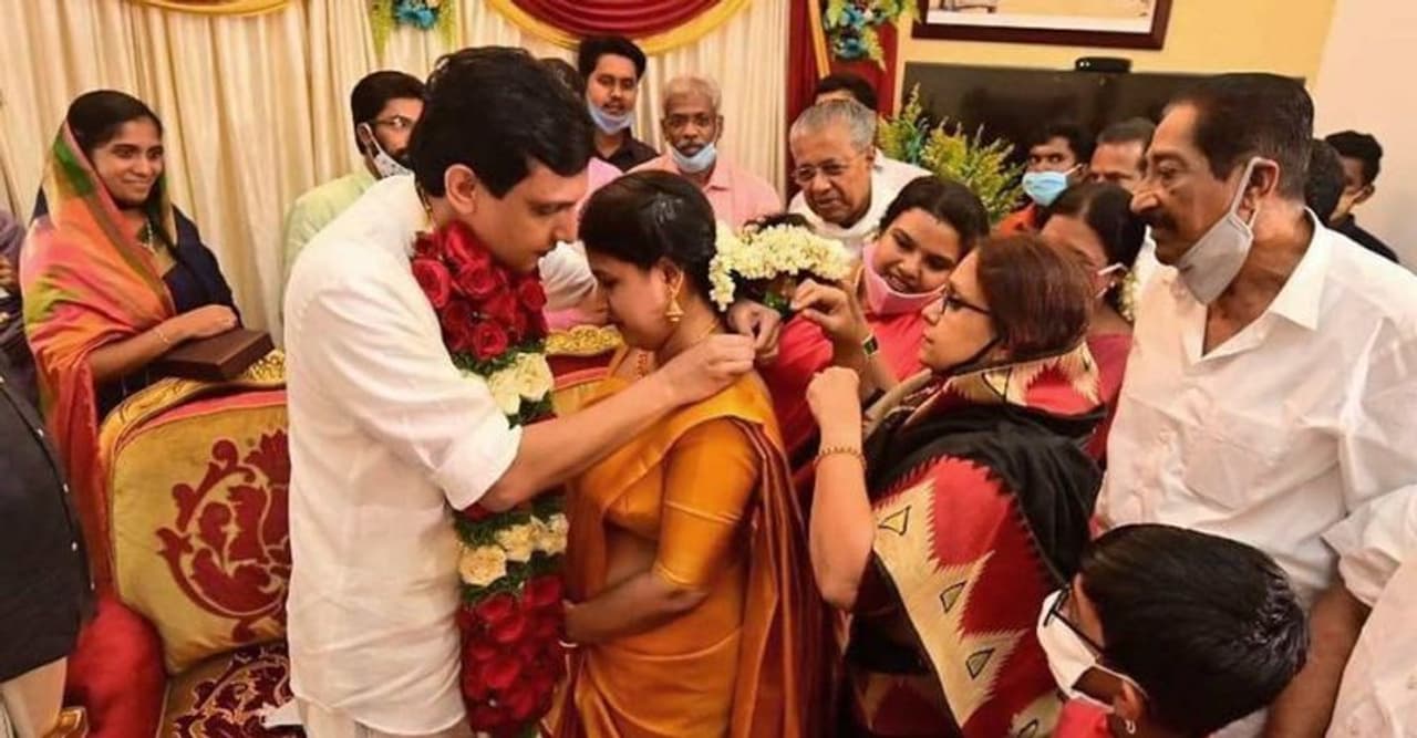 <p>ಕೇರಳ ಮುಖ್ಯಮಂತ್ರಿ ಪಿಣರಾಯಿ ವಿಜಯನ್ ಹಿರಿಯ ಮಗಳು ವೀಣಾ ಥಯಿಕ್ಕಂಡಿಯಿಲ್ ಮದುವೆ ಡಿವೈಎಫ್ಐ ರಾಷ್ಟ್ರೀಯ ಅಧ್ಯಕ್ಷ ಮುಹಮ್ಮದ್ ರಿಯಾಸ್ ಜೊತೆ ನಡೆದಿದೆ.</p> <p>ಕೇರಳ ಮುಖ್ಯಮಂತ್ರಿ ಪಿಣರಾಯಿ ವಿಜಯನ್ ಹಿರಿಯ ಮಗಳು ವೀಣಾ ಥಯಿಕ್ಕಂಡಿಯಿಲ್ ಮದುವೆ ಡಿವೈಎಫ್ಐ ರಾಷ್ಟ್ರೀಯ ಅಧ್ಯಕ್ಷ ಮುಹಮ್ಮದ್ ರಿಯಾಸ್ ಜೊತೆ ನಡೆದಿದೆ.</p>