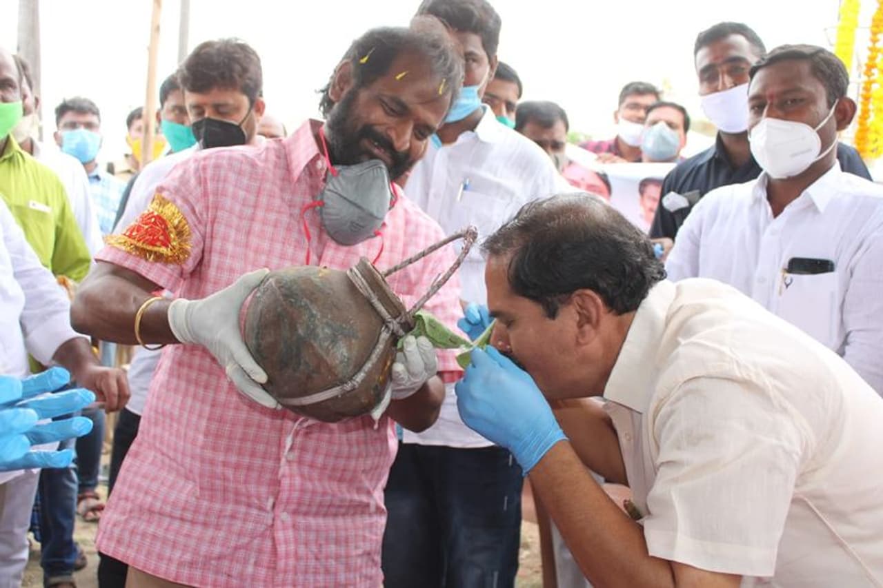 <p>దాస్యం వినయ్ భాస్కర్కు నీరాను ఒంపుతున్న మంత్రి శ్రీనివాస్ గౌడ్</p> <p>దాస్యం వినయ్ భాస్కర్కు నీరాను ఒంపుతున్న మంత్రి శ్రీనివాస్ గౌడ్</p>