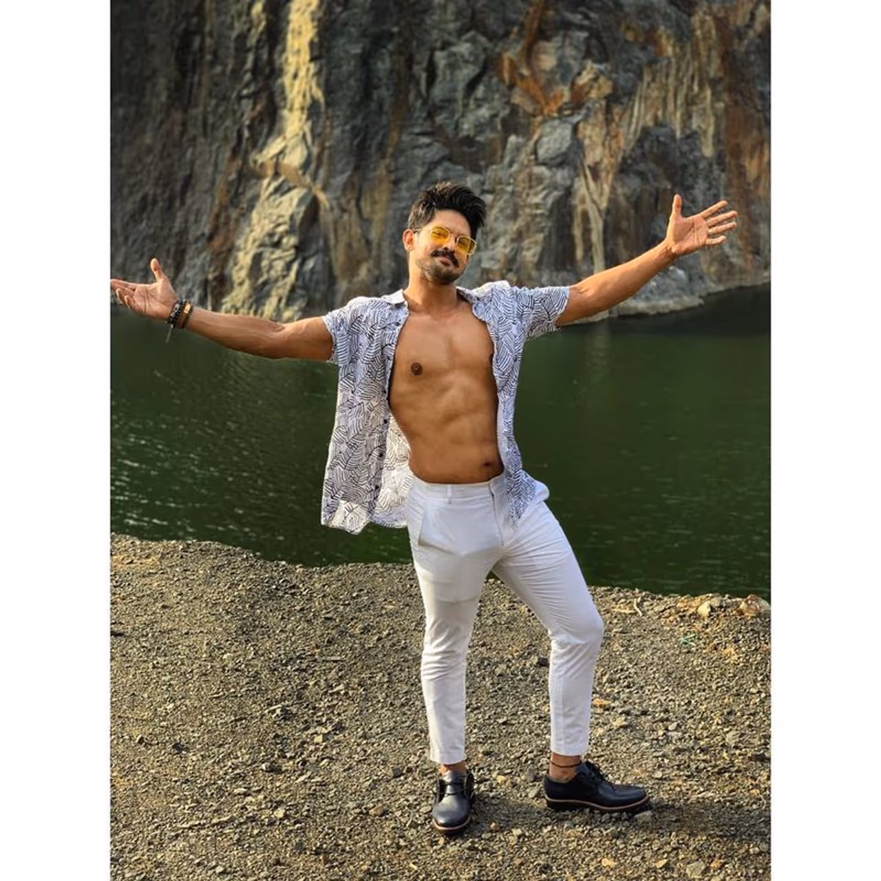 <p>“பாய்ஸ்” படத்தின் மூலம் ஹீரோவாக அறிமுகமானவர் பிரபல நடிகை தேவயானியின் தம்பியான நகுல். அந்த படத்தில் ஓவராக எடை போட்டு செம்ம குண்டாக இருந்தவர், அதன் பின்னர் தீவிர உடற்பயிற்சிகளை செய்து ஸ்லிம் லுக்கிற்கு மாறினார். </p> <p>“பாய்ஸ்” படத்தின் மூலம் ஹீரோவாக அறிமுகமானவர் பிரபல நடிகை தேவயானியின் தம்பியான நகுல். அந்த படத்தில் ஓவராக எடை போட்டு செம்ம குண்டாக இருந்தவர், அதன் பின்னர் தீவிர உடற்பயிற்சிகளை செய்து ஸ்லிம் லுக்கிற்கு மாறினார். </p>