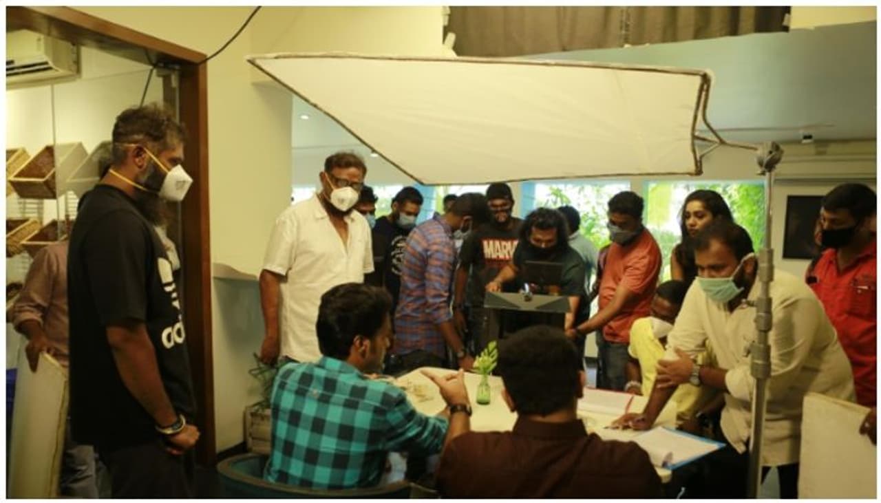 <p>കൊവിഡ് ഭീതിയിൽ മലയാള സിനിമ ലോകവും ലോക് ഡൗണിലേക്ക് നീങ്ങിയപ്പോൾ ആദ്യം ചിത്രീകരണം നിർത്തിവെച്ച മലയാള സിനിമയാണ് സുനാമി. </p> <p>കൊവിഡ് ഭീതിയിൽ മലയാള സിനിമ ലോകവും ലോക് ഡൗണിലേക്ക് നീങ്ങിയപ്പോൾ ആദ്യം ചിത്രീകരണം നിർത്തിവെച്ച മലയാള സിനിമയാണ് സുനാമി. </p>