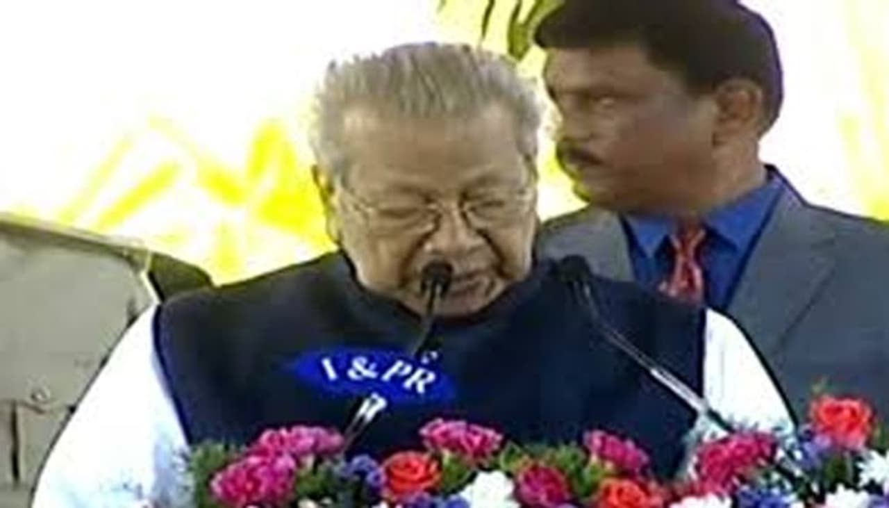 <p>ఆంధ్రప్రదేశ్ లో మూడు రాజధానుల అంశం గురించిన చర్చ సాగుతూనే ఉంది. అమరావతి ప్రాంత ప్రజలు తీవ్రంగా వ్యతిరేకిస్తున్నప్పటికీ... ప్రభుత్వం మాత్రం మూడు రాజధానులు కట్టుబడే ఉన్నదన్న విషయం మొన్నటి గవర్నర్ ప్రసంగంతో తేటతెల్లం. </p> <p>ఆంధ్రప్రదేశ్ లో మూడు రాజధానుల అంశం గురించిన చర్చ సాగుతూనే ఉంది. అమరావతి ప్రాంత ప్రజలు తీవ్రంగా వ్యతిరేకిస్తున్నప్పటికీ... ప్రభుత్వం మాత్రం మూడు రాజధానులు కట్టుబడే ఉన్నదన్న విషయం మొన్నటి గవర్నర్ ప్రసంగంతో తేటతెల్లం. </p>