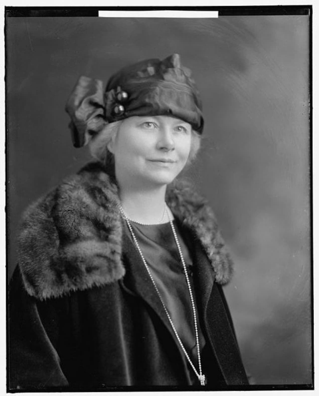 <p>അങ്ങനെ എസ്തര് ഒറിഗോണ് മെഡിക്കല് സ്കൂളില് ചേരുന്നു. പ്രസവചികിത്സയിലും സ്ത്രീകളുടെ ആരോഗ്യത്തിലും സ്പെഷ്യലൈസ് ചെയ്ത് ക്ലാസില് ഒന്നാമതായിത്തന്നെ ജയിക്കുന്നു. ബിരുദം പൂര്ത്തിയാക്കിയതോടെ കൂടെ പഠിച്ച ഒരാളെത്തന്നെ അവള് വിവാഹം ചെയ്തു. എമില് പോള് എന്നായിരുന്നു ആളുടെ പേര്. അവരിരുവരും താമസിയാതെ പോര്ട്ലന്ഡില് അവരുടെ സ്വന്തം നിലയില് പ്രാക്ടീസ് തുടങ്ങുകയും ചെയ്തു. അതേ സമയത്താണ് അവള് ചിക്കാഗോയിലെ വെസ്റ്റ് സൈഡ് പോസ്റ്റ്ഗ്രാജ്വേറ്റ് സ്കൂളില് ചേരുന്നതും. കുറച്ച് വര്ഷങ്ങള് കഴിഞ്ഞപ്പോള് തന്റെ സഹോദരന്മാര് താമസിക്കുന്ന അലാസ്കയിലേക്ക് എസ്തറും ഭര്ത്താവും യാത്രയായി. രണ്ട് വര്ഷങ്ങള് കഴിഞ്ഞപ്പോള് എസ്തറിന്റെ സഹോദരന് ഫ്രെഡറിക്ക് മരിച്ചു. അങ്ങനെ അവര് പോര്ട്ലന്ഡിലേക്ക് വന്നു. 1911 ല് ഭര്ത്താവ് മരിക്കുന്നതുവരെ അവള് അവിടെത്തന്നെയാണ് കഴിഞ്ഞത്. പിന്നീട് പഠിക്കാനായി വിയന്ന, ബര്ലിന്, പാരിസ് എന്നിവിടങ്ങളിലൊക്കെ യാത്ര ചെയ്തു. 1912 ല് പോര്ട്ലന്ഡിലെ ബിസിനസുകാരനായ ജോര്ജ് ലവ്ജോയിയെ എസ്തര് വിവാഹം ചെയ്തു. ഏഴ് വര്ഷങ്ങള്ക്കുശേഷം അവര് പിരിഞ്ഞു. </p> <p>അങ്ങനെ എസ്തര് ഒറിഗോണ് മെഡിക്കല് സ്കൂളില് ചേരുന്നു. പ്രസവചികിത്സയിലും സ്ത്രീകളുടെ ആരോഗ്യത്തിലും സ്പെഷ്യലൈസ് ചെയ്ത് ക്ലാസില് ഒന്നാമതായിത്തന്നെ ജയിക്കുന്നു. ബിരുദം പൂര്ത്തിയാക്കിയതോടെ കൂടെ പഠിച്ച ഒരാളെത്തന്നെ അവള് വിവാഹം ചെയ്തു. എമില് പോള് എന്നായിരുന്നു ആളുടെ പേര്. അവരിരുവരും താമസിയാതെ പോര്ട്ലന്ഡില് അവരുടെ സ്വന്തം നിലയില് പ്രാക്ടീസ് തുടങ്ങുകയും ചെയ്തു. അതേ സമയത്താണ് അവള് ചിക്കാഗോയിലെ വെസ്റ്റ് സൈഡ് പോസ്റ്റ്ഗ്രാജ്വേറ്റ് സ്കൂളില് ചേരുന്നതും. കുറച്ച് വര്ഷങ്ങള് കഴിഞ്ഞപ്പോള് തന്റെ സഹോദരന്മാര് താമസിക്കുന്ന അലാസ്കയിലേക്ക് എസ്തറും ഭര്ത്താവും യാത്രയായി. രണ്ട് വര്ഷങ്ങള് കഴിഞ്ഞപ്പോള് എസ്തറിന്റെ സഹോദരന് ഫ്രെഡറിക്ക് മരിച്ചു. അങ്ങനെ അവര് പോര്ട്ലന്ഡിലേക്ക് വന്നു. 1911 ല് ഭര്ത്താവ് മരിക്കുന്നതുവരെ അവള് അവിടെത്തന്നെയാണ് കഴിഞ്ഞത്. പിന്നീട് പഠിക്കാനായി വിയന്ന, ബര്ലിന്, പാരിസ് എന്നിവിടങ്ങളിലൊക്കെ യാത്ര ചെയ്തു. 1912 ല് പോര്ട്ലന്ഡിലെ ബിസിനസുകാരനായ ജോര്ജ് ലവ്ജോയിയെ എസ്തര് വിവാഹം ചെയ്തു. ഏഴ് വര്ഷങ്ങള്ക്കുശേഷം അവര് പിരിഞ്ഞു. </p>