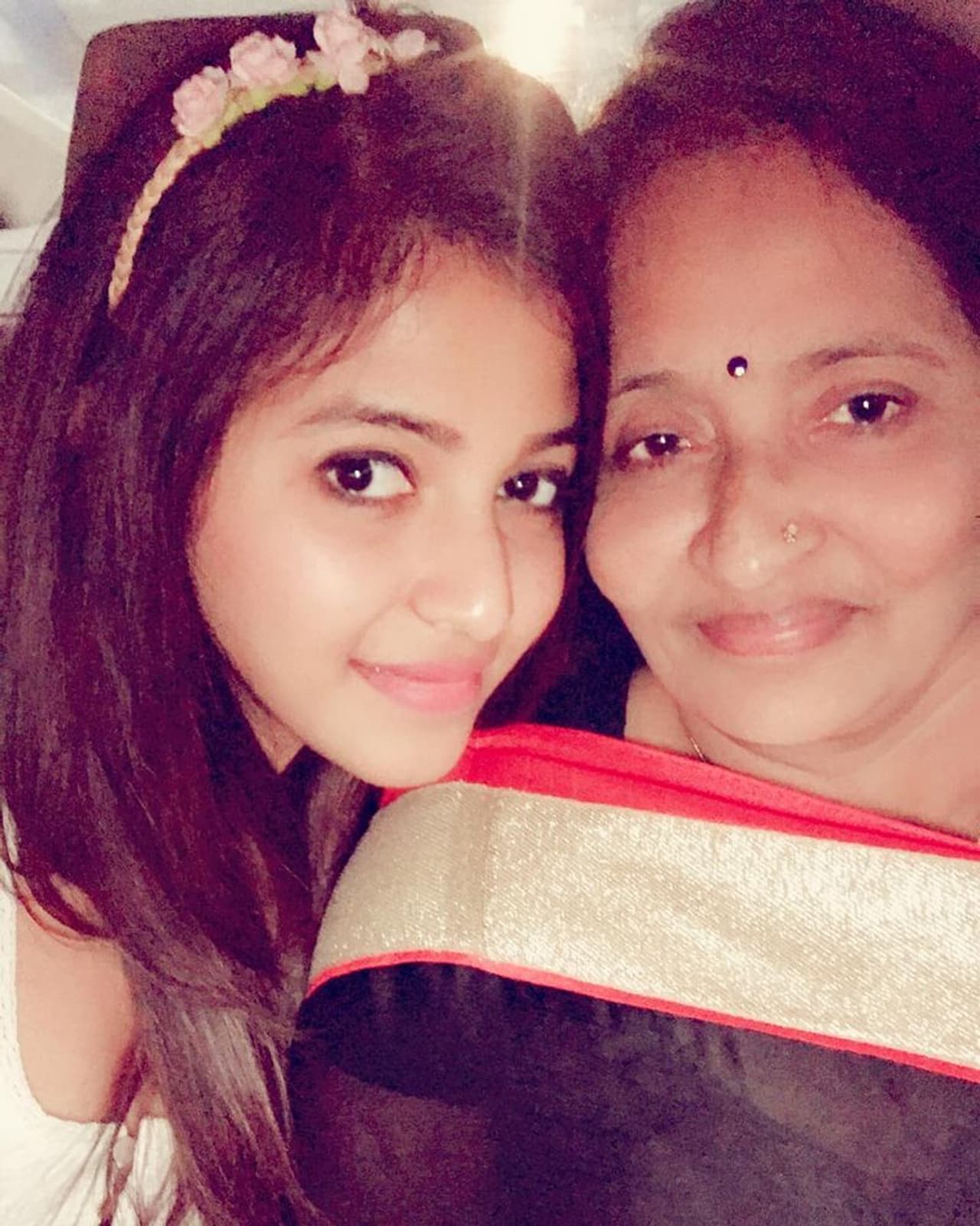 <p>அம்மாவுடன் க்யூட் பேபியாக அஞ்சலி</p> <p>அம்மாவுடன் க்யூட் பேபியாக அஞ்சலி</p>