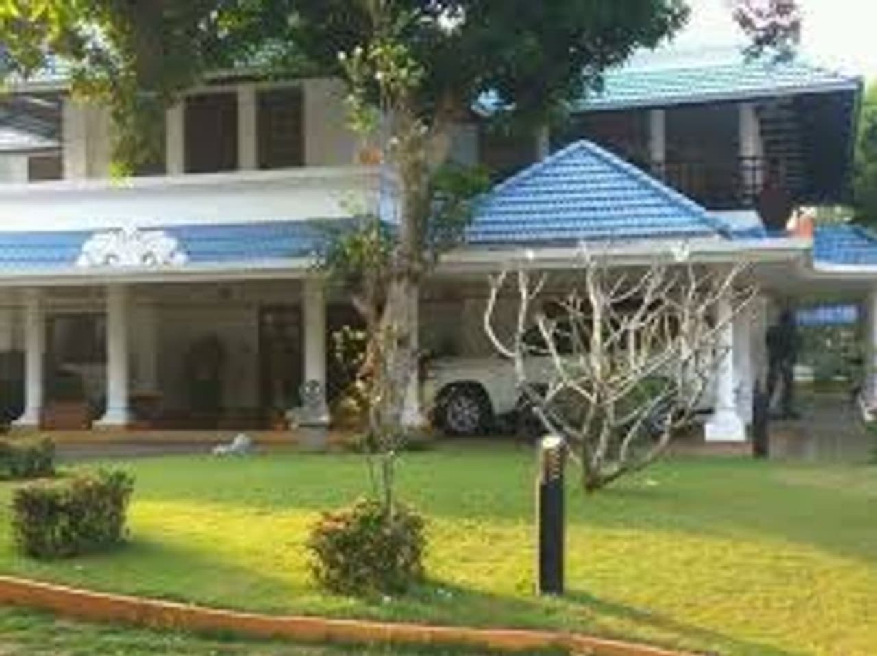 <p>பறந்து விரிந்த தோட்டத்தோடு கொள்ளை அழகில் அமைந்திருக்கும் மோகன் லால் வீடு.</p> <p>பறந்து விரிந்த தோட்டத்தோடு கொள்ளை அழகில் அமைந்திருக்கும் மோகன் லால் வீடு.</p>