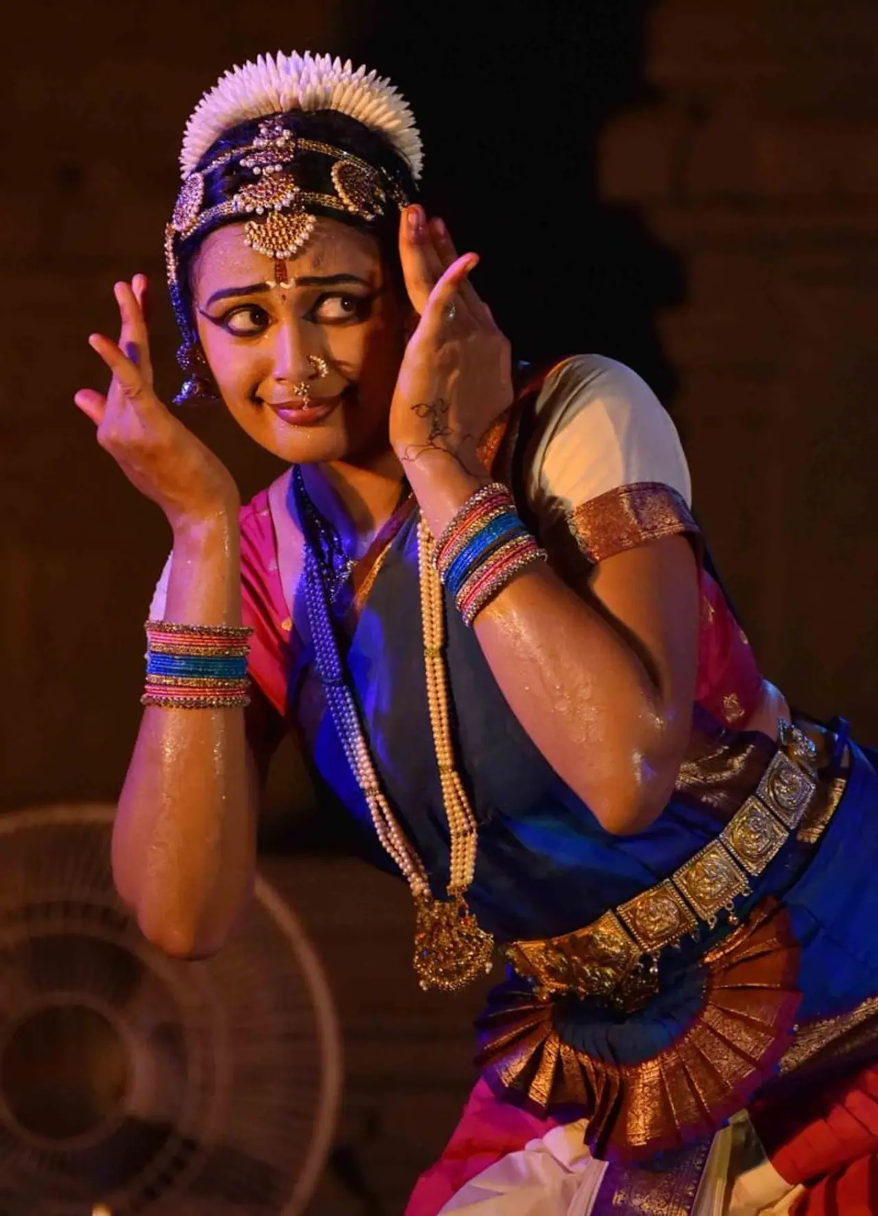 <p> 'ಏನೀ ಅದ್ಭುತವೇ' ಕಾವ್ಯಭಾವಾಭಿನಯ ಮಾಡಿರುವ ಮಾನಸಿ ಜೋಶಿ ಭರತನಾಟ್ಯ ಕಲಾವಿದೆ ಮಾತ್ರವಲ್ಲ ಗಾಯಕಿಯೂ ಹೌದು. </p> <p> 'ಏನೀ ಅದ್ಭುತವೇ' ಕಾವ್ಯಭಾವಾಭಿನಯ ಮಾಡಿರುವ ಮಾನಸಿ ಜೋಶಿ ಭರತನಾಟ್ಯ ಕಲಾವಿದೆ ಮಾತ್ರವಲ್ಲ ಗಾಯಕಿಯೂ ಹೌದು. </p>