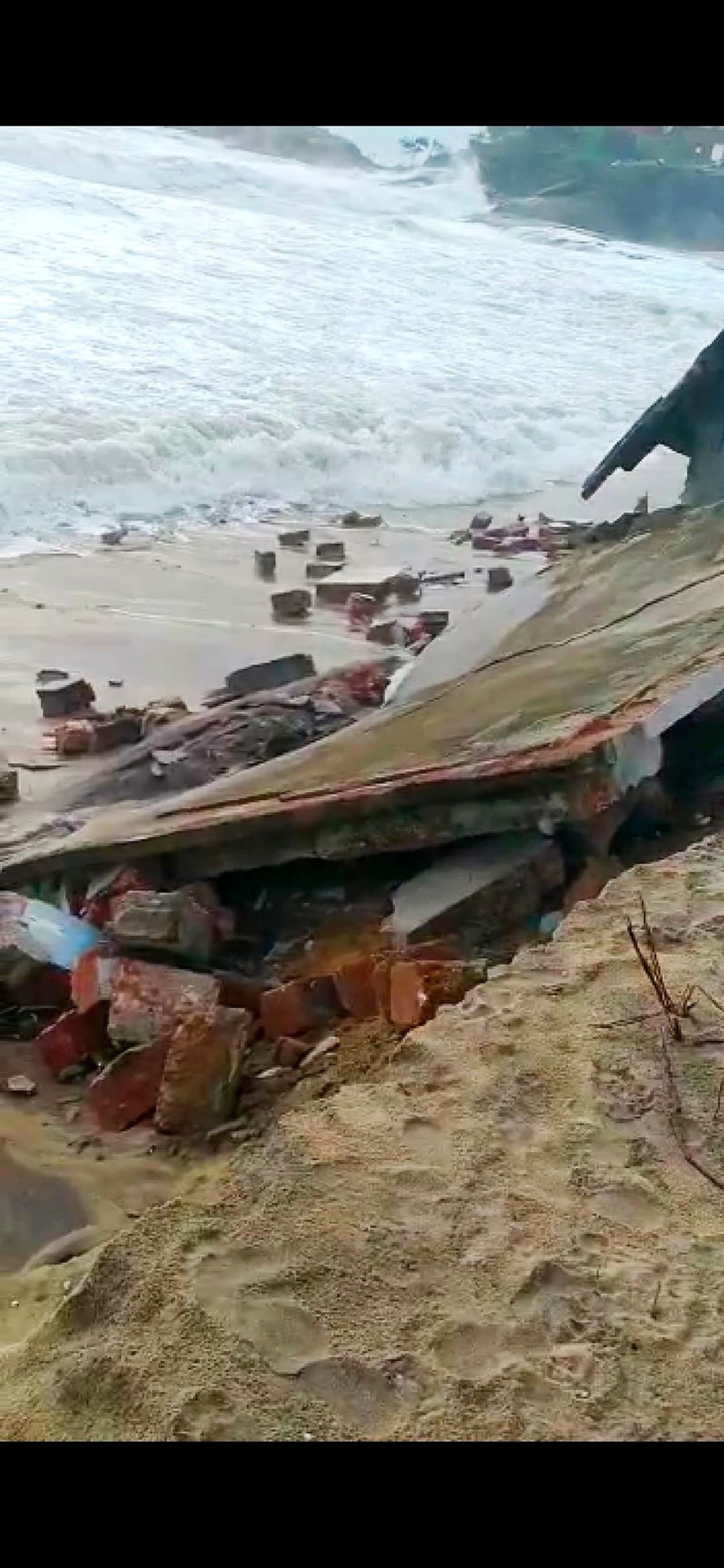 <p>ಉಳ್ಳಾಲ ಹಾಗೂ ಸೋಮೇಶ್ವರ ಭಾಗದಲ್ಲಿ ಕಡಲ್ಕೊರೆತ ಮತ್ತೆ ಮುಂದುವರಿದ್ದು ಉಳ್ಳಾಲದ ಕೈಕೋ, ಕಿಲೇರಿಯಾನಗರ, ಸೀಗ್ರೌಂಡ್ ಬಳಿ ಸಮುದ್ರದ ಅಬ್ಬರ ಹೆಚ್ಚಾಗಿದೆ.</p> <p>ಉಳ್ಳಾಲ ಹಾಗೂ ಸೋಮೇಶ್ವರ ಭಾಗದಲ್ಲಿ ಕಡಲ್ಕೊರೆತ ಮತ್ತೆ ಮುಂದುವರಿದ್ದು ಉಳ್ಳಾಲದ ಕೈಕೋ, ಕಿಲೇರಿಯಾನಗರ, ಸೀಗ್ರೌಂಡ್ ಬಳಿ ಸಮುದ್ರದ ಅಬ್ಬರ ಹೆಚ್ಚಾಗಿದೆ.</p>