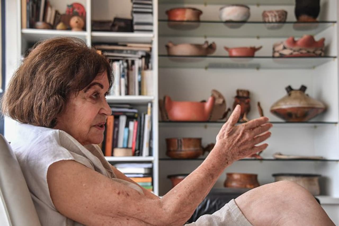 <p>89 വയസ്സുകാരിയായ ഫോട്ടോഗ്രാഫറും ആക്ടിവിസ്റ്റുമായ ക്ലൗഡിയ ആന്ഡുജ്വാര് കഴിഞ്ഞ അമ്പത് വര്ഷത്തോളമായി യാനോമാമി സമൂഹത്തിനിടയില് പ്രവര്ത്തിക്കുന്നു. ഫോട്ടോഗ്രാഫിയും ബോധവല്ക്കരണവുമായി അവര്ക്കൊപ്പം അവരിലൊരാളായി കഴിഞ്ഞയാളാണ് ക്ലൗഡിയ. എന്തൊക്കെയാണ് യാനോമാമി സമൂഹം നേരിടുന്ന പ്രശ്നങ്ങളെന്ന് ആഴത്തില് പഠിക്കുകയും അടയാളപ്പെടുത്തുകയും അവര്ക്കൊപ്പം അവരുടെ പ്രശ്നങ്ങളില് സജീവമായി ഇടപെടുകയും ചെയ്ത സ്ത്രീ കൂടിയാണ് ക്ലൗഡിയ. ഏകദേശം ഇരുന്നൂറോളം ഫോട്ടോഗ്രാഫുകളും വീഡിയോ ഇന്സ്റ്റാളേഷനും ക്ലൗഡിയ തയ്യാറാക്കിയിട്ടുണ്ട്. അതെല്ലാം വലിയ രീതിയിലുള്ള ചര്ച്ചകളിലേക്കും വഴിവെച്ചിട്ടുണ്ട്. വെറും ഒരു ഫോട്ടോഗ്രഫി എന്നതിലുപരി മരിച്ചുകൊണ്ടിരിക്കുന്ന ഒരു സമൂഹത്തിനുവേണ്ടിയുള്ള പ്രതിരോധം കൂടിയാണ് ക്ലൗഡിയയെ സംബന്ധിച്ച് ഫോട്ടോഗ്രാഫി. </p> <p>89 വയസ്സുകാരിയായ ഫോട്ടോഗ്രാഫറും ആക്ടിവിസ്റ്റുമായ ക്ലൗഡിയ ആന്ഡുജ്വാര് കഴിഞ്ഞ അമ്പത് വര്ഷത്തോളമായി യാനോമാമി സമൂഹത്തിനിടയില് പ്രവര്ത്തിക്കുന്നു. ഫോട്ടോഗ്രാഫിയും ബോധവല്ക്കരണവുമായി അവര്ക്കൊപ്പം അവരിലൊരാളായി കഴിഞ്ഞയാളാണ് ക്ലൗഡിയ. എന്തൊക്കെയാണ് യാനോമാമി സമൂഹം നേരിടുന്ന പ്രശ്നങ്ങളെന്ന് ആഴത്തില് പഠിക്കുകയും അടയാളപ്പെടുത്തുകയും അവര്ക്കൊപ്പം അവരുടെ പ്രശ്നങ്ങളില് സജീവമായി ഇടപെടുകയും ചെയ്ത സ്ത്രീ കൂടിയാണ് ക്ലൗഡിയ. ഏകദേശം ഇരുന്നൂറോളം ഫോട്ടോഗ്രാഫുകളും വീഡിയോ ഇന്സ്റ്റാളേഷനും ക്ലൗഡിയ തയ്യാറാക്കിയിട്ടുണ്ട്. അതെല്ലാം വലിയ രീതിയിലുള്ള ചര്ച്ചകളിലേക്കും വഴിവെച്ചിട്ടുണ്ട്. വെറും ഒരു ഫോട്ടോഗ്രഫി എന്നതിലുപരി മരിച്ചുകൊണ്ടിരിക്കുന്ന ഒരു സമൂഹത്തിനുവേണ്ടിയുള്ള പ്രതിരോധം കൂടിയാണ് ക്ലൗഡിയയെ സംബന്ധിച്ച് ഫോട്ടോഗ്രാഫി. </p>