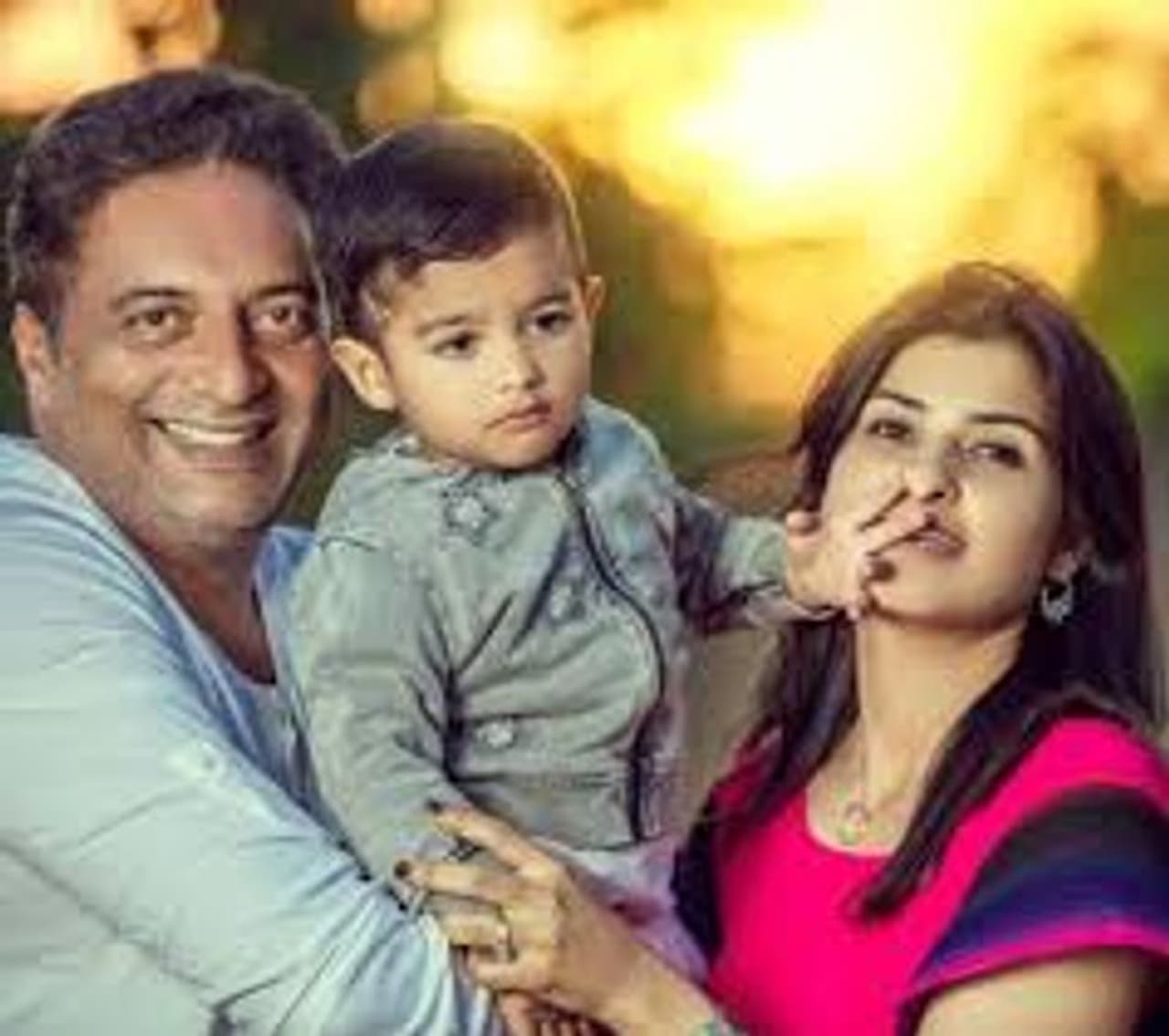 <p>பிரகாஷ்ராஜின் இரண்டாவது மனைவி மற்றும் குழந்தையுடன் எடுத்த புகைப்படம் </p> <p>பிரகாஷ்ராஜின் இரண்டாவது மனைவி மற்றும் குழந்தையுடன் எடுத்த புகைப்படம் </p>