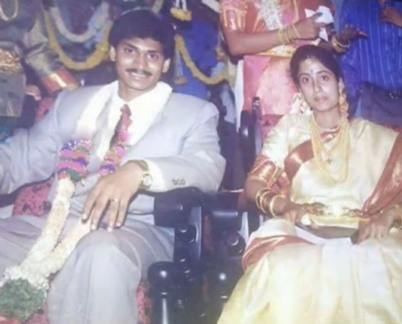 <p> ஒய். எஸ். ஆர். காங்கிரஸ் கட்சியைச் தலைவர் ஜெகன்மோகன் ரெட்டி, மனைவி பாரதியுடன் புது மாப்பிள்ளை கோலத்தில் சும்மா ஜம்முனு இருக்கும் புகைப்படம்.</p> <p> ஒய். எஸ். ஆர். காங்கிரஸ் கட்சியைச் தலைவர் ஜெகன்மோகன் ரெட்டி, மனைவி பாரதியுடன் புது மாப்பிள்ளை கோலத்தில் சும்மா ஜம்முனு இருக்கும் புகைப்படம்.</p>