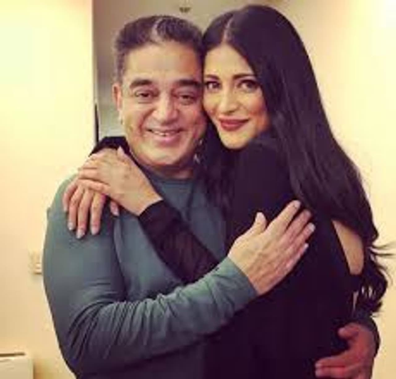 <p><br />உலக நாயகன் கமல் ஹாசனின் மூத்த மகளான ஸ்ருதி ஹாசன் தமிழ், தெலுங்கு, இந்தி படங்களில் முன்னணி நடிகையாக வலம் வருகிறார். தமிழை விட தெலுங்கில் ஓவர் கவர்ச்சி காட்டி நடித்து வருகிறார். </p> <p><br />உலக நாயகன் கமல் ஹாசனின் மூத்த மகளான ஸ்ருதி ஹாசன் தமிழ், தெலுங்கு, இந்தி படங்களில் முன்னணி நடிகையாக வலம் வருகிறார். தமிழை விட தெலுங்கில் ஓவர் கவர்ச்சி காட்டி நடித்து வருகிறார். </p>