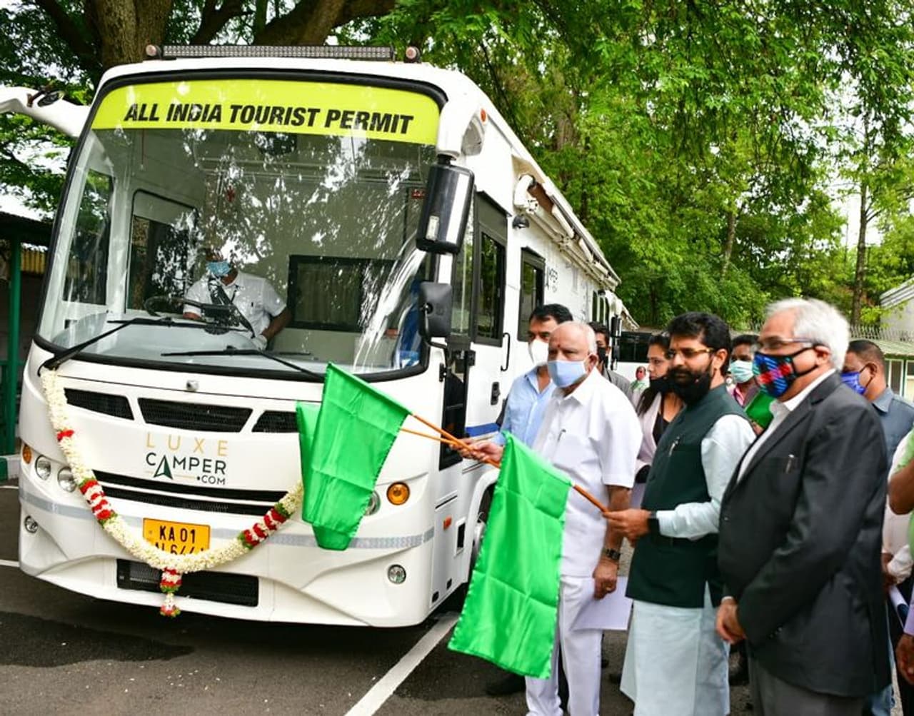 <p>ಮುಖ್ಯಮಂತ್ರಿ ಬಿ.ಎಸ್,.ಯಡಿಯೂರಪ್ಪ ಇಂದು ತಮ್ಮ ಗೃಹ ಕಚೇರಿ ಕೃಷ್ಣಾದಲ್ಲಿ ಸ್ಮಾರ್ಟ್ ಆಪ್ ಯೋಜನೆಯಡಿ ಕಾರವಾನ್‌ ಪ್ರವಾಸೋದ್ಯಮದ ಉತ್ತೇಜನಕ್ಕಾಗಿ ಅಭಿವೃದ್ಧಿಪಡಿಸಿರುವ ನೂತನ ಕಾರವಾನ್ (ಮಿನಿ ಬಸ್‌)ಗಳಿಗೆ ಹಸಿರುನಿಶಾನೆ ತೋರಿಸುವ ಮೂಲಕ ಚಾಲನೆ ನೀಡಿದರು.</p>