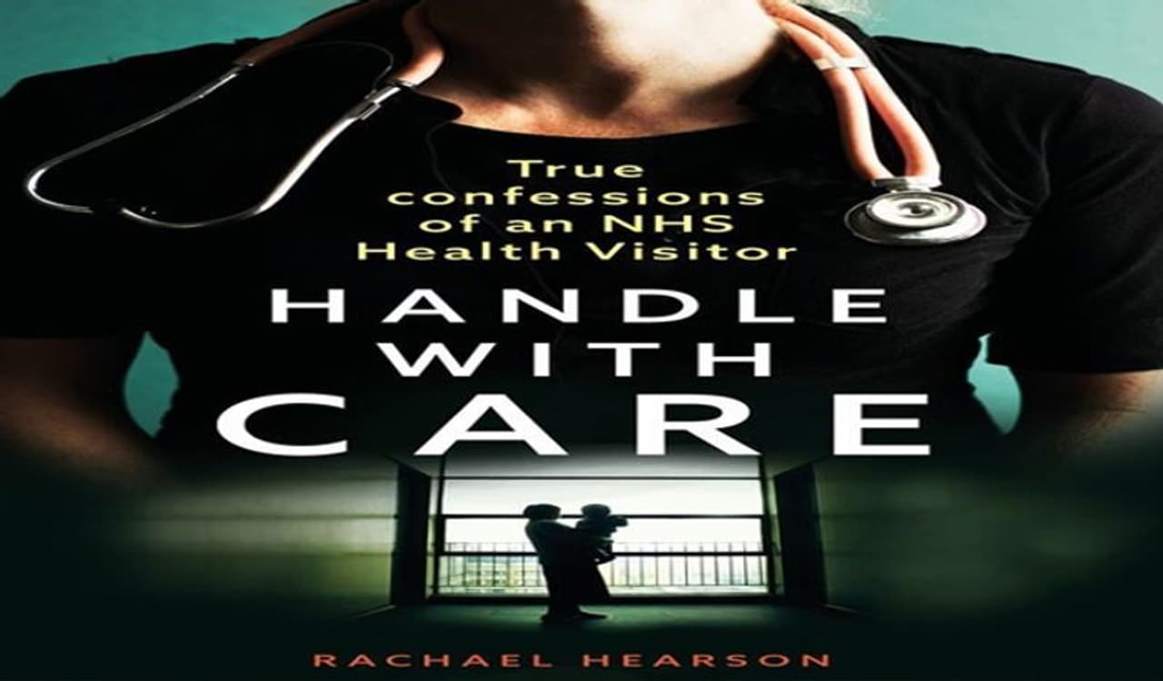 <p>59 ವರ್ಷದ ರೇಚಲ್ ಹೈರ್ಸನ್ ಕಳೆದ 40 ವರ್ಷಗಳಿಂದ ನ್ಯೂಯಾರ್ಕ್ನ ಒಂದು ಆಸ್ಪತ್ರೆಯಲ್ಲಿ ನರ್ಸ್ ಆಗಿ ಕಾರ್ಯ ನಿರ್ವಹಿಸುತ್ತಿದ್ದರು. ಸದ್ಯ ಅವರು ತಮ್ಮದೇ ಒಂದು ಪುಸ್ತಕ ಬರೆದಿದ್ದು, ಇದಕ್ಕೆ ಹ್ಯಾಂಡಲ್ ವಿದ್ ಕೇರ್ ಎಂಬ ಹೆಸರು ಕೊಟ್ಟಿದ್ದಾರೆ.</p> <p>59 ವರ್ಷದ ರೇಚಲ್ ಹೈರ್ಸನ್ ಕಳೆದ 40 ವರ್ಷಗಳಿಂದ ನ್ಯೂಯಾರ್ಕ್ನ ಒಂದು ಆಸ್ಪತ್ರೆಯಲ್ಲಿ ನರ್ಸ್ ಆಗಿ ಕಾರ್ಯ ನಿರ್ವಹಿಸುತ್ತಿದ್ದರು. ಸದ್ಯ ಅವರು ತಮ್ಮದೇ ಒಂದು ಪುಸ್ತಕ ಬರೆದಿದ್ದು, ಇದಕ್ಕೆ ಹ್ಯಾಂಡಲ್ ವಿದ್ ಕೇರ್ ಎಂಬ ಹೆಸರು ಕೊಟ್ಟಿದ್ದಾರೆ.</p>