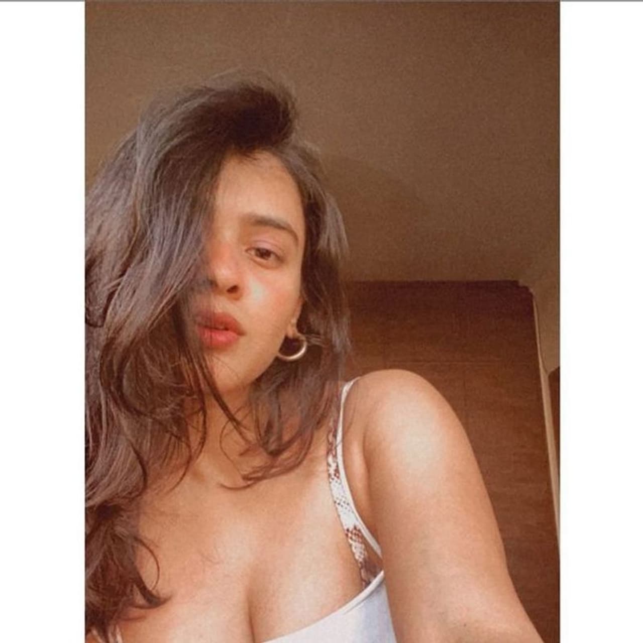 <p>హెబ్బా పటేల్...అంటే గుర్తు వచ్చిందా..సుకుమార్ నిర్మించిన 'కుమారి 21 ఎఫ్' చిత్రంతో టాలీవుడ్ను ఓ ఊపు ఊపేసిన అందం. ఈడోరకం ఆడోరకం, ఎక్కడికి పోతావు చిన్నవాడా, నాన్న నేను నా బాయ్ ఫ్రెండ్స్, మిస్టర్ ఇలా వరుస సినిమాలు చేసింది హెబ్బా. ఆపై 24 కిస్సెస్తో సంచలనమే రేపింది.</p> <p>హెబ్బా పటేల్...అంటే గుర్తు వచ్చిందా..సుకుమార్ నిర్మించిన 'కుమారి 21 ఎఫ్' చిత్రంతో టాలీవుడ్ను ఓ ఊపు ఊపేసిన అందం. ఈడోరకం ఆడోరకం, ఎక్కడికి పోతావు చిన్నవాడా, నాన్న నేను నా బాయ్ ఫ్రెండ్స్, మిస్టర్ ఇలా వరుస సినిమాలు చేసింది హెబ్బా. ఆపై 24 కిస్సెస్తో సంచలనమే రేపింది.</p>