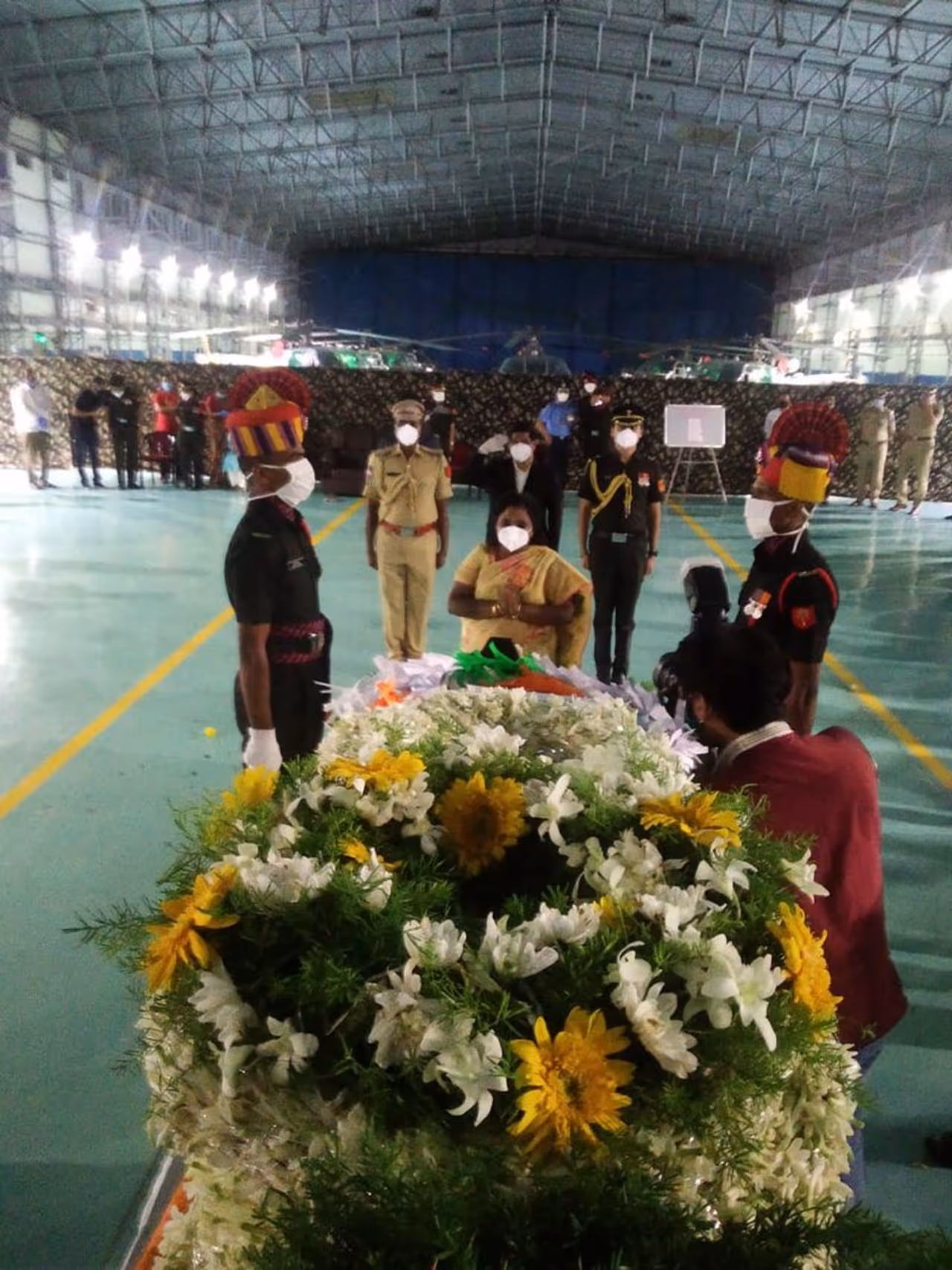 <p>కల్నల్ సంతోష్ బాబు మృతదేహానికి గవర్నర్ నివాళి</p> <p>కల్నల్ సంతోష్ బాబు మృతదేహానికి గవర్నర్ నివాళి</p>