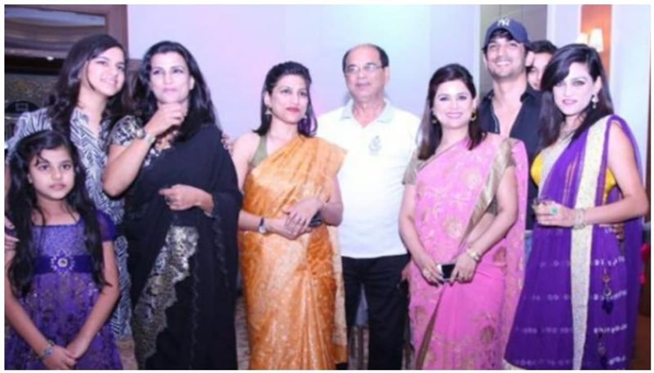 <p>ഭൗതികമായ ഇപ്പോള് ഞങ്ങള്ക്കൊപ്പമില്ല എന്ന് അറിയാം. വലിയ വേദനകളിലൂടെ നീ കടന്നുപോയിരുന്നുവെന്ന് എനിക്ക് അറിയാം. നീയൊരു കരുത്തനായ പോരാളിയായിരുന്നുവെന്ന് എനിക്ക് അറിയാം. ധൈര്യത്തോടെ പോരാടിയിരുന്നു. ക്ഷമിക്കൂ മകനെ. നീ കടന്നുപോയ വേദനകള്ക്ക് എല്ലാം ക്ഷമ ചോദിക്കുന്നു. നിന്റെ വേദനകള് എനിക്ക് എടുക്കാൻ പറ്റുമെങ്കില് എന്റെ സന്തോഷങ്ങളെല്ലാം ഞാൻ നിനക്ക് തന്നേനെയെന്ന് സുശാന്ത് സിംഗിന്റെ സഹോദരി എഴുതിയ തുറന്ന കത്തില് പറയുന്നു.</p> <p>ഭൗതികമായ ഇപ്പോള് ഞങ്ങള്ക്കൊപ്പമില്ല എന്ന് അറിയാം. വലിയ വേദനകളിലൂടെ നീ കടന്നുപോയിരുന്നുവെന്ന് എനിക്ക് അറിയാം. നീയൊരു കരുത്തനായ പോരാളിയായിരുന്നുവെന്ന് എനിക്ക് അറിയാം. ധൈര്യത്തോടെ പോരാടിയിരുന്നു. ക്ഷമിക്കൂ മകനെ. നീ കടന്നുപോയ വേദനകള്ക്ക് എല്ലാം ക്ഷമ ചോദിക്കുന്നു. നിന്റെ വേദനകള് എനിക്ക് എടുക്കാൻ പറ്റുമെങ്കില് എന്റെ സന്തോഷങ്ങളെല്ലാം ഞാൻ നിനക്ക് തന്നേനെയെന്ന് സുശാന്ത് സിംഗിന്റെ സഹോദരി എഴുതിയ തുറന്ന കത്തില് പറയുന്നു.</p>