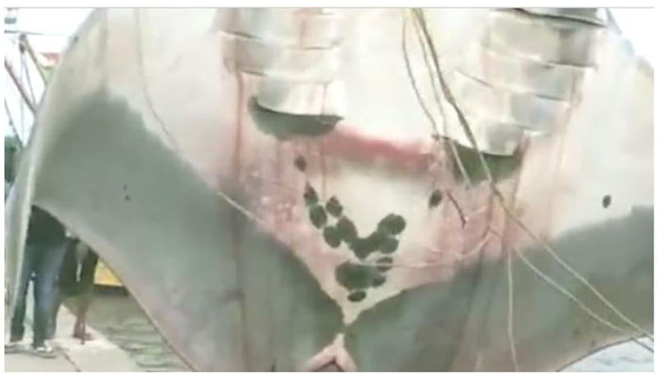 <p>ലോക്ഡൗണില് ഇളവുകള് വന്നതിന് ശേഷം ട്രോളിംഗ് നിരോധനം നീങ്ങിയത് ജൂണ് 2 നാണ്. നീണ്ടകാലം മീന് പിടിക്കാന് കഴിയാതിരുന്നത് മത്സ്യത്തൊഴിലാളി കുടുംബങ്ങളെ ഏറെ ആശങ്കയിലാക്കിയിരുന്നു. </p> <p>ലോക്ഡൗണില് ഇളവുകള് വന്നതിന് ശേഷം ട്രോളിംഗ് നിരോധനം നീങ്ങിയത് ജൂണ് 2 നാണ്. നീണ്ടകാലം മീന് പിടിക്കാന് കഴിയാതിരുന്നത് മത്സ്യത്തൊഴിലാളി കുടുംബങ്ങളെ ഏറെ ആശങ്കയിലാക്കിയിരുന്നു. </p>