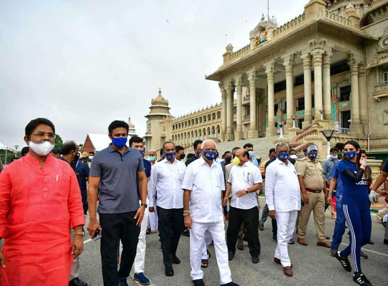 <p>ಇಂದು ಮಾಸ್ಕ್ ಡೇ ಎಂದು ಆಚರಿಸಲಾಗುತ್ತಿದ್ದು, ಸಿಎಂ ಬಿ. ಎಸ್. ಯಡಿಯೂರಪ್ಪ ಅವರಿಗೆ ಕ್ರಿಕೆಟರ್ಸ್, ಸಿನಿಮಾ ತಾರೆಯರು ಸಾಥ್ ನೀಡಿದ್ದಾರೆ.</p> <p>ಇಂದು ಮಾಸ್ಕ್ ಡೇ ಎಂದು ಆಚರಿಸಲಾಗುತ್ತಿದ್ದು, ಸಿಎಂ ಬಿ. ಎಸ್. ಯಡಿಯೂರಪ್ಪ ಅವರಿಗೆ ಕ್ರಿಕೆಟರ್ಸ್, ಸಿನಿಮಾ ತಾರೆಯರು ಸಾಥ್ ನೀಡಿದ್ದಾರೆ.</p>