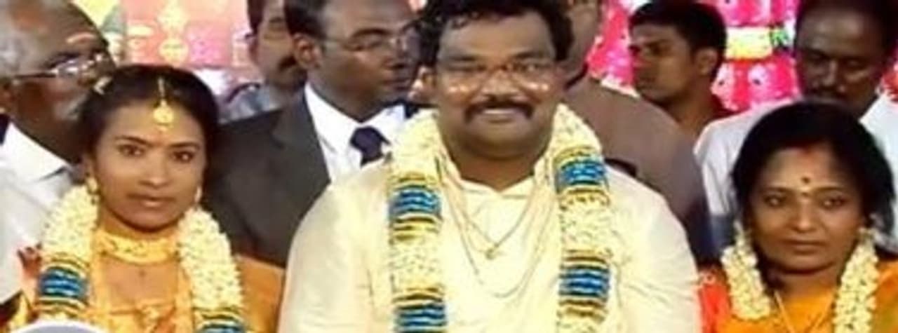 <p>மனைவி திவ்யா மற்றும் அம்மா தமிழிசையுடன் சந்தோஷமாக போஸ் கொடுத்த புது மாப்பிள்ளை சுகந்தன்.</p> <p>மனைவி திவ்யா மற்றும் அம்மா தமிழிசையுடன் சந்தோஷமாக போஸ் கொடுத்த புது மாப்பிள்ளை சுகந்தன்.</p>