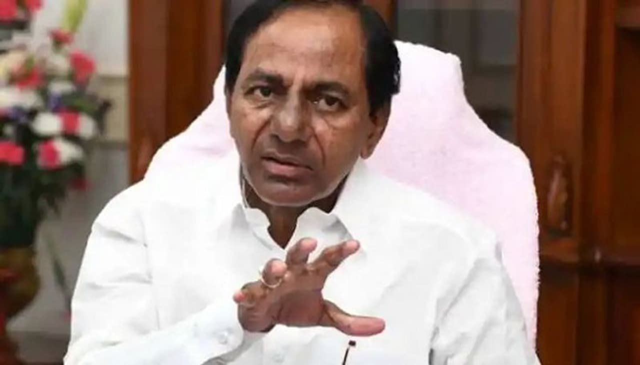 <p>2018లో తెలంగాణ అసెంబ్లీ ఎన్నికలు పూర్తయ్యాక కేటీఆర్ ని పార్టీ వర్కింగ్ ప్రెసిడెంట్ గా నియమించడంతో.... ఆయనకు కేసీఆర్ పగ్గాలు అప్పగించడం తథ్యం అని అంతా అనుకున్నారు. పార్లమెంటు ఎన్నికల తర్వాత కేసీఆర్ కేంద్ర రాజకీయాల్లోకి వెళితే.... రాష్ట్రంలో కేటీఆర్ కి పగ్గాలప్పగిస్తారని అంతా భావించారు. </p> <p>2018లో తెలంగాణ అసెంబ్లీ ఎన్నికలు పూర్తయ్యాక కేటీఆర్ ని పార్టీ వర్కింగ్ ప్రెసిడెంట్ గా నియమించడంతో.... ఆయనకు కేసీఆర్ పగ్గాలు అప్పగించడం తథ్యం అని అంతా అనుకున్నారు. పార్లమెంటు ఎన్నికల తర్వాత కేసీఆర్ కేంద్ర రాజకీయాల్లోకి వెళితే.... రాష్ట్రంలో కేటీఆర్ కి పగ్గాలప్పగిస్తారని అంతా భావించారు. </p>