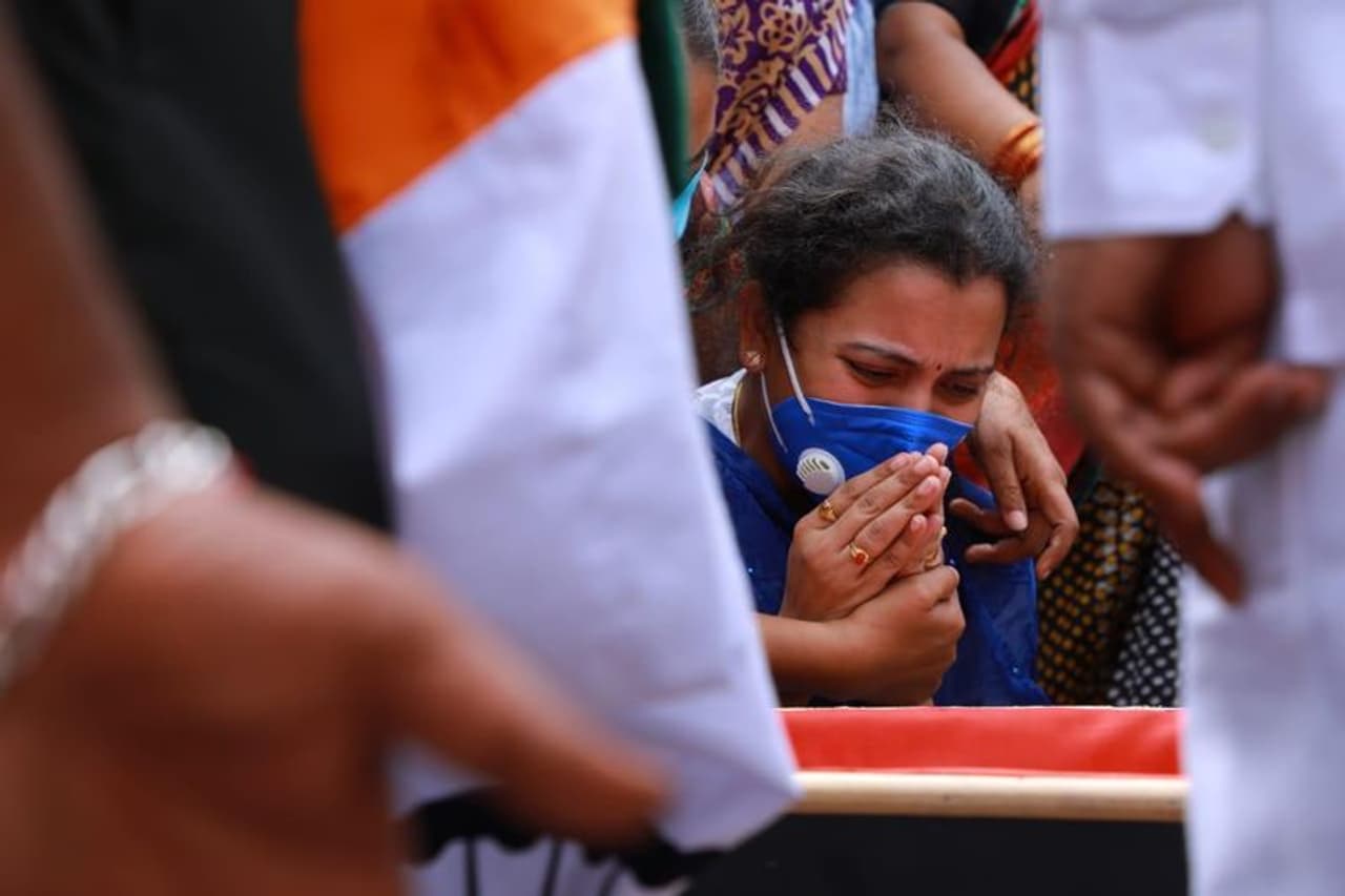 <p>కల్నల్ సంతోష్ బాబు పార్థీవదేహం వద్ద శోకసంద్రంలో అతడి భార్య</p> <p>కల్నల్ సంతోష్ బాబు పార్థీవదేహం వద్ద శోకసంద్రంలో అతడి భార్య</p>