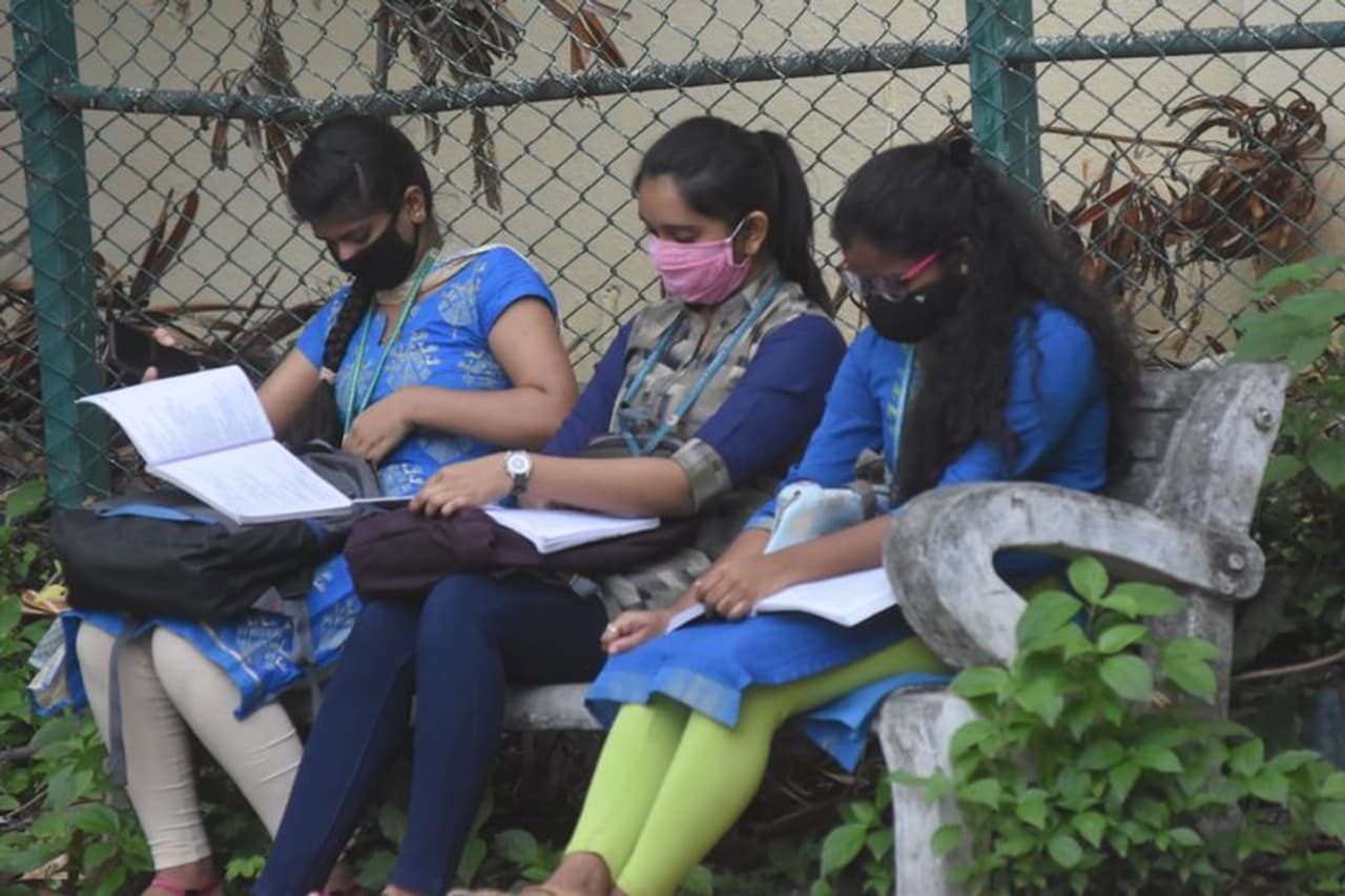 <p>ಲಾಕ್‌ಡೌನ್‌ನಿಂದ ಮುಂದೂಡಲ್ಪಟ್ಟಿದ್ದ ದ್ವಿತೀಯ ಪಿಯುಸಿ ಇಂಗ್ಲೀಷ್ ಪರೀಕ್ಷೆ ಗುರುವಾರ (ಜೂ.18) ರಾಜ್ಯಾದ್ಯಂತ ಒಟ್ಟು 1016 ಪರೀಕ್ಷಾ ಕೇಂದ್ರಗಳಲ್ಲಿ ನಡೆದಿದೆ</p>