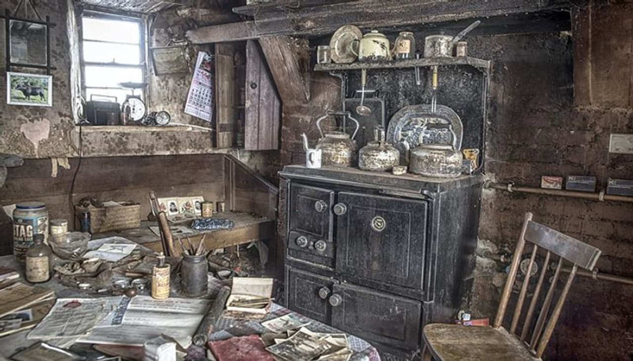 <p>റബേക്ക വടക്കൻ അയർലണ്ടിലെ കുക്ക്സ്റ്റൗണിനടുത്തുള്ള ഉപേക്ഷിക്കപ്പെട്ട ഒരു ഫാം ഹൗസിലാണ് ചിത്രങ്ങൾ പകർത്താനായി പോയത്. പഴയ പത്രത്തിന്റെ ക്ലിപ്പിംഗുകൾ, കാലം നിശ്ചലമാക്കിയ ക്ലോക്കുകൾ, എന്നോ എഴുതിയ പ്രണയലേഖനങ്ങൾ തുടങ്ങിയ അനവധി കൗതുകകരമായ കാര്യങ്ങൾ അവരെ അവിടെ എതിരേറ്റു. ഒഴിഞ്ഞുകിടക്കുന്ന ആ വീട്ടിൽ പഴയ പുസ്തകങ്ങൾ, മാസികകൾ, പത്രങ്ങൾ, ഫോട്ടോഗ്രാഫുകൾ എന്നിവ അലക്ഷ്യമായി ചിതറിക്കിടന്നു. വീടിന്റെ അകത്തളത്തിൽ കാലം നിശ്ചലമായ പോലെ തോന്നും ആ ചിത്രങ്ങൾ കണ്ടാൽ. വിക്ടോറിയൻ കാലഘട്ടത്തിലെ പണവും വസ്ത്രവും 1912 ലെ അൾസ്റ്റർ ഉടമ്പടിയുടെ ഒരു പകർപ്പും, പ്രണയലേഖനങ്ങളും അവർ അവിടെ കണ്ടെത്തി.</p> <p>റബേക്ക വടക്കൻ അയർലണ്ടിലെ കുക്ക്സ്റ്റൗണിനടുത്തുള്ള ഉപേക്ഷിക്കപ്പെട്ട ഒരു ഫാം ഹൗസിലാണ് ചിത്രങ്ങൾ പകർത്താനായി പോയത്. പഴയ പത്രത്തിന്റെ ക്ലിപ്പിംഗുകൾ, കാലം നിശ്ചലമാക്കിയ ക്ലോക്കുകൾ, എന്നോ എഴുതിയ പ്രണയലേഖനങ്ങൾ തുടങ്ങിയ അനവധി കൗതുകകരമായ കാര്യങ്ങൾ അവരെ അവിടെ എതിരേറ്റു. ഒഴിഞ്ഞുകിടക്കുന്ന ആ വീട്ടിൽ പഴയ പുസ്തകങ്ങൾ, മാസികകൾ, പത്രങ്ങൾ, ഫോട്ടോഗ്രാഫുകൾ എന്നിവ അലക്ഷ്യമായി ചിതറിക്കിടന്നു. വീടിന്റെ അകത്തളത്തിൽ കാലം നിശ്ചലമായ പോലെ തോന്നും ആ ചിത്രങ്ങൾ കണ്ടാൽ. വിക്ടോറിയൻ കാലഘട്ടത്തിലെ പണവും വസ്ത്രവും 1912 ലെ അൾസ്റ്റർ ഉടമ്പടിയുടെ ഒരു പകർപ്പും, പ്രണയലേഖനങ്ങളും അവർ അവിടെ കണ്ടെത്തി.</p>