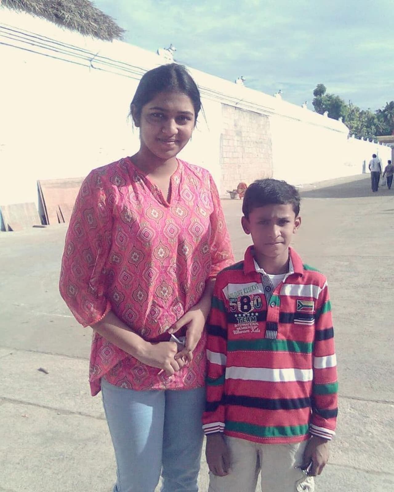 <p>லட்சுமி மேனன் சிறுவயதில் கோவிலுக்குள் நின்று எடுத்த புகைப்படம் </p> <p>லட்சுமி மேனன் சிறுவயதில் கோவிலுக்குள் நின்று எடுத்த புகைப்படம் </p>