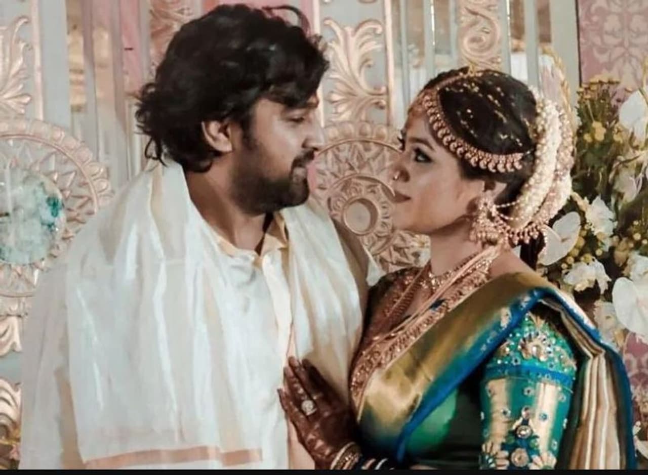 <p>சிரு, நான் மீண்டும் மீண்டும் முயற்சி செய்தாலும் உங்களிடம் நான் என்ன சொல்ல வேண்டும் என்பதை என்னால் வார்த்தைகளால் விவரிக்க முடியவில்லை. நீங்கள் எனக்கு எப்படிப்பட்டவர் என்பதை வார்த்தைகளால் விவரிக்க முடியாது. என் நண்பன், என் காதலன், என் பார்ட்னர், என் பிள்ளை, என் கணவர், என் ஆத்மாவில் ஒரு பதி நீ சிரு. </p> <p>சிரு, நான் மீண்டும் மீண்டும் முயற்சி செய்தாலும் உங்களிடம் நான் என்ன சொல்ல வேண்டும் என்பதை என்னால் வார்த்தைகளால் விவரிக்க முடியவில்லை. நீங்கள் எனக்கு எப்படிப்பட்டவர் என்பதை வார்த்தைகளால் விவரிக்க முடியாது. என் நண்பன், என் காதலன், என் பார்ட்னர், என் பிள்ளை, என் கணவர், என் ஆத்மாவில் ஒரு பதி நீ சிரு. </p>