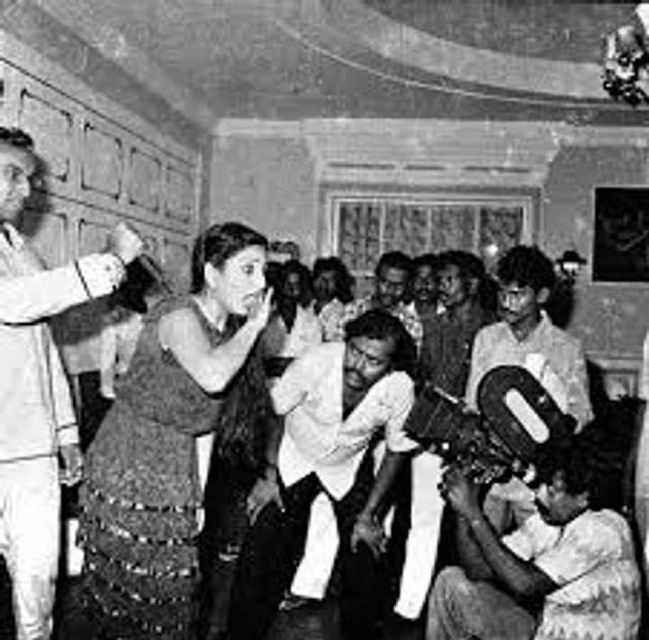 <p>மணிவண்ணன் உதவி இயக்குனரா இருக்கும்பொழுது எடுக்க பட்ட புகைப்படம் </p> <p>மணிவண்ணன் உதவி இயக்குனரா இருக்கும்பொழுது எடுக்க பட்ட புகைப்படம் </p>