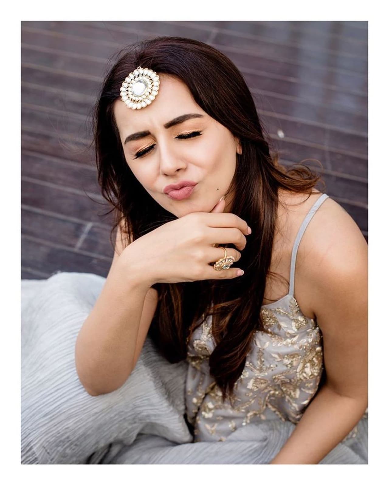 <p>கொரோனா தொற்றின் அச்சம் காரணமாக, அணைத்து திரையுலக பணிகளும் முற்றிலும் முடங்கி உள்ளதால், நடிகர் நடிகைகள் முடிந்த வரை வீட்டில் இருந்தபடியே தங்களுடைய அணைத்து பணிகளையும் செய்து வருகிறார்கள். அதிலும் ஒரு சில மறக்காமல் தங்களுடைய விதவிதமான புகைப்படங்களை வெளியிட மட்டும் மட்டும் மறப்பதில்லை.</p> <p>கொரோனா தொற்றின் அச்சம் காரணமாக, அணைத்து திரையுலக பணிகளும் முற்றிலும் முடங்கி உள்ளதால், நடிகர் நடிகைகள் முடிந்த வரை வீட்டில் இருந்தபடியே தங்களுடைய அணைத்து பணிகளையும் செய்து வருகிறார்கள். அதிலும் ஒரு சில மறக்காமல் தங்களுடைய விதவிதமான புகைப்படங்களை வெளியிட மட்டும் மட்டும் மறப்பதில்லை.</p>