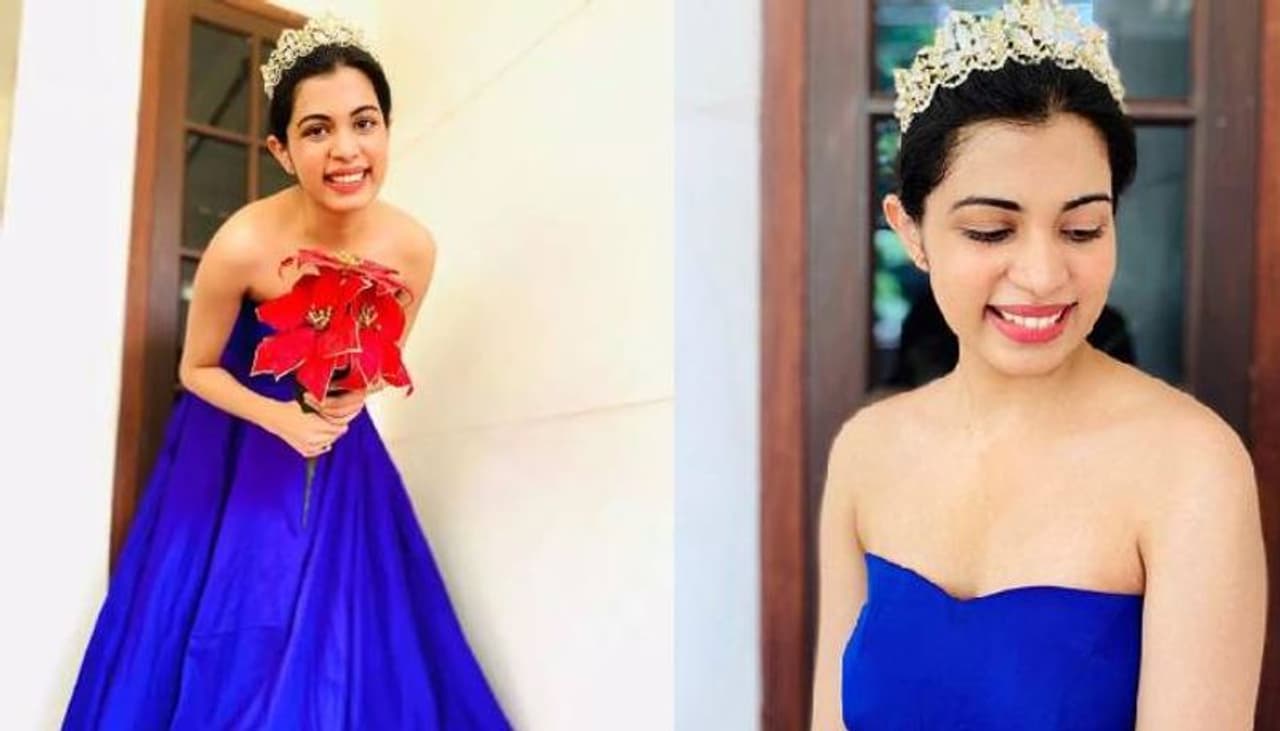 <p>നീല ഗൗണണിഞ്ഞാണ് ദിയ പുതിയ ചിത്രങ്ങളിലെത്തുന്നത്. <br /> </p> <p>നീല ഗൗണണിഞ്ഞാണ് ദിയ പുതിയ ചിത്രങ്ങളിലെത്തുന്നത്. <br /> </p>