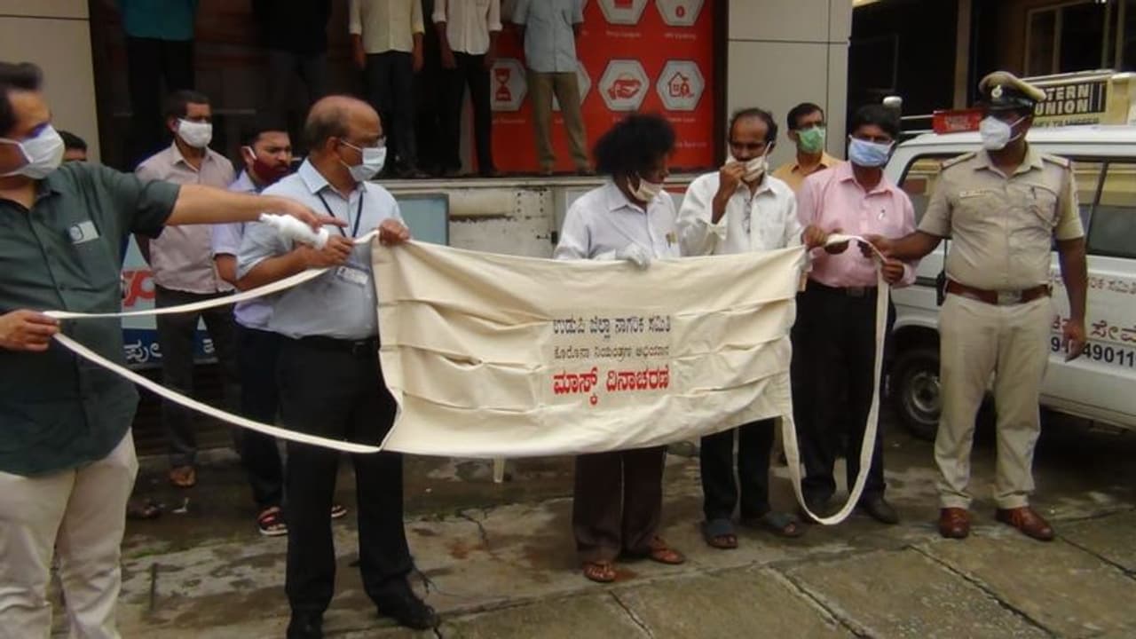 <p>ಉಡುಪಿ ಜಿಲ್ಲಾ ನಾಗರಿಕ ಸಮಿತಿ ಟ್ರಸ್ಟ್ ವತಿಯಿಂದ ಕೊರೊನಾ ನಿಯಂತ್ರಣದಂಗವಾಗಿ ನಡೆದ ಮಾಸ್ಕ್ ದಿನಾಚರಣೆ ಕಾರ್ಯಕ್ರಮದಲ್ಲಿ ಬೃಹತ್ ಗಾತ್ರದ ಮಾಸ್ಕ್ ಪ್ರದರ್ಶಿಸಲಾಯಿತು.</p> <p>ಉಡುಪಿ ಜಿಲ್ಲಾ ನಾಗರಿಕ ಸಮಿತಿ ಟ್ರಸ್ಟ್ ವತಿಯಿಂದ ಕೊರೊನಾ ನಿಯಂತ್ರಣದಂಗವಾಗಿ ನಡೆದ ಮಾಸ್ಕ್ ದಿನಾಚರಣೆ ಕಾರ್ಯಕ್ರಮದಲ್ಲಿ ಬೃಹತ್ ಗಾತ್ರದ ಮಾಸ್ಕ್ ಪ್ರದರ್ಶಿಸಲಾಯಿತು.</p>